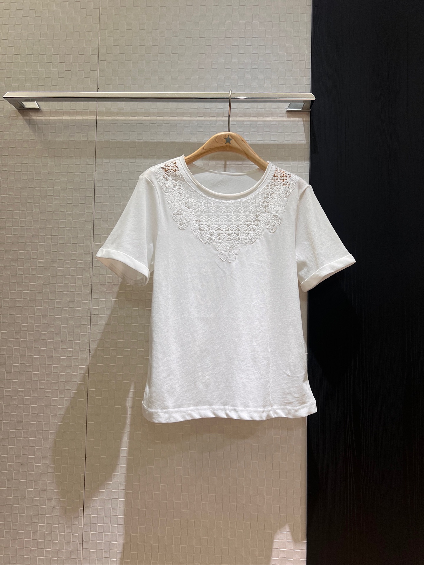 NO:334343,New chest embroidered hollow splicing T-shirt, rolled-edged short-sleeved heavy-work casual, age-reducing versatile black brown white SML, T-shirt,tees, t-shirt,alexander wang19860909新款胸前刺绣镂空拼接T恤 卷边短袖重工休闲 减龄百搭黑色咖色白色 SML,,T-shirt,tees，t-shirt,alexander wang,Women's clothing