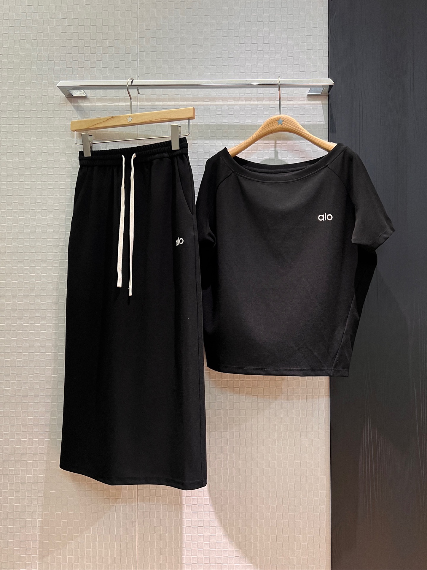 NO:334925,Top, new style alo two-piece set, embroidered logo letters, one-length neck, fall shoulder T-shirt, elastic waist long skirt, drawstring decoration, both sides of pockets, casual and slim temperament, age-reducing sweet and versatile black gray S-XL,, skirts,tees, t-shirt,alexander wang19860909上衣 半裙新款alo两件套 刺绣logo字母一字领落肩T恤松紧腰长半裙 抽绳装饰 两侧口袋 休闲显瘦 气质减龄 甜美百搭黑色灰色 S-XL,,skirts,tees，t-shirt,alexander wang,Women's clothing