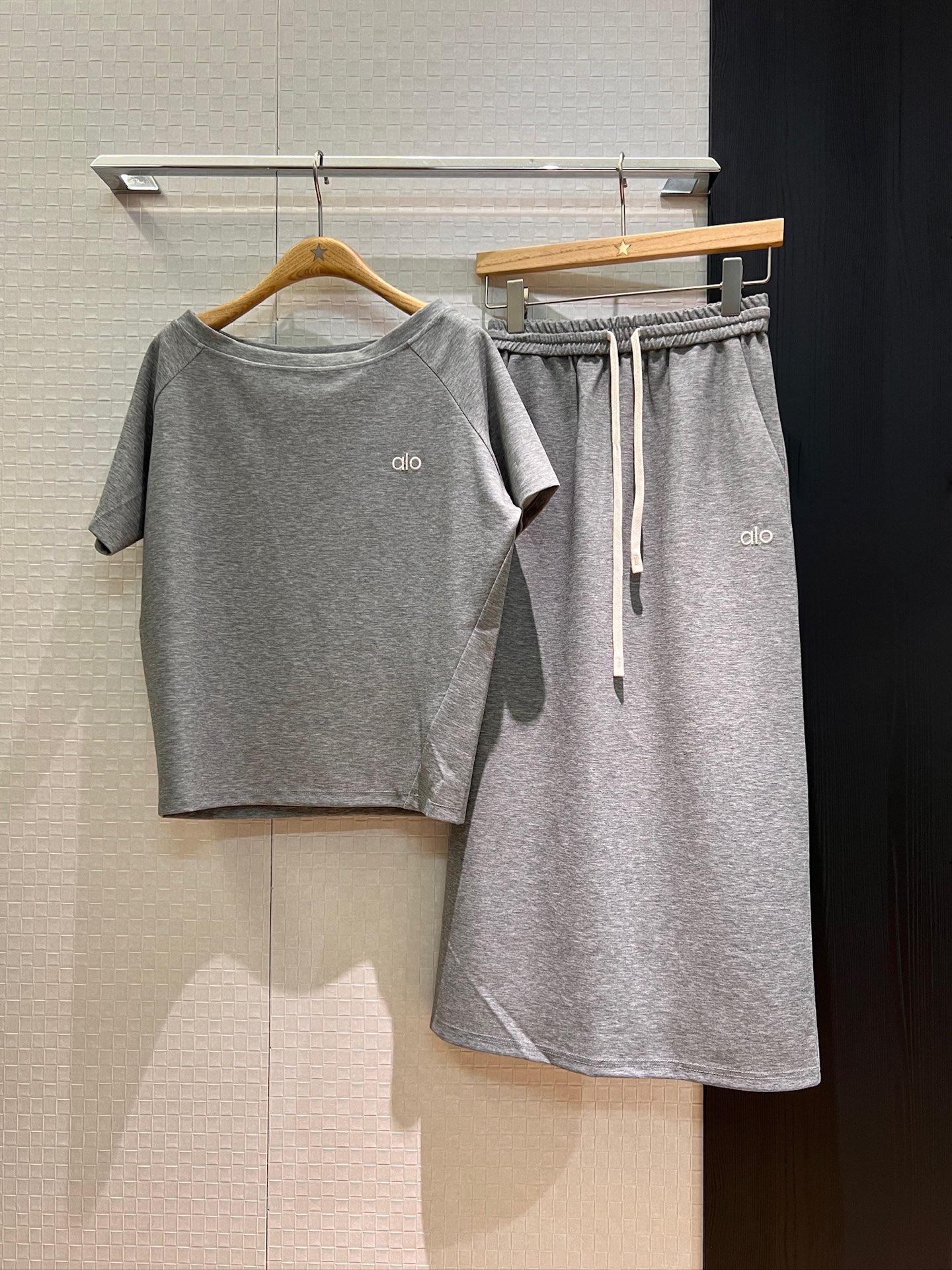 NO:334929,Top, new style alo two-piece set, embroidered logo letters, one-length neck, fall shoulder T-shirt, elastic waist long skirt, drawstring decoration, both sides of pockets, casual and slim temperament, age-reducing sweet and versatile black gray S-XL,, skirts,tees, t-shirt,alexander wang19860909上衣 半裙新款alo两件套 刺绣logo字母一字领落肩T恤松紧腰长半裙 抽绳装饰 两侧口袋 休闲显瘦 气质减龄 甜美百搭黑色灰色 S-XL,,skirts,tees，t-shirt,alexander wang,Women's clothing