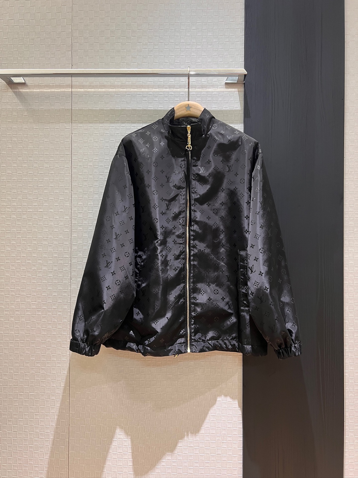 NO:334933,New classic presbyterian logo jacquard stand collar windbreaker jacket leather zipper elastic cuffs hem drawstring loose and casual, age-reducing versatile SML,,jackets & coats,alexander wang19860909新款经典老花logo提花立领风衣外套皮饰拉链 袖口松紧 下摆抽绳宽松休闲 减龄百搭 SML,,jackets & coats,alexander wang,Women's clothing