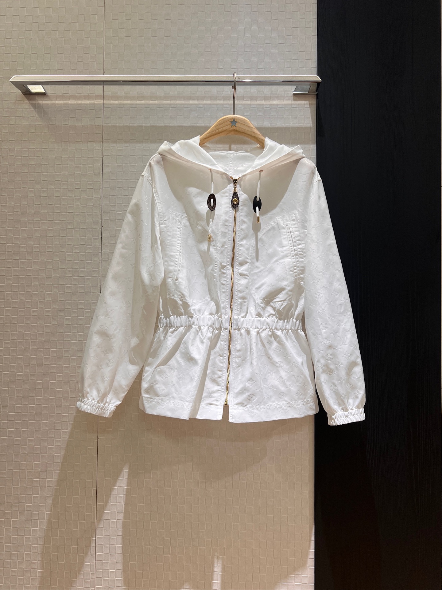 NO:334937,New classic presbyterian logo jacquard white hooded windbreaker jacket hat not removable elastic waist lotus leaf hem, elastic cuffs loose and casual, age-reducing versatile SML,,jackets & coats,hats,alexander wang19860909新款经典老花logo提花 白色连帽风衣外套帽子不可拆 松紧收腰荷叶下摆 袖口松紧宽松休闲 减龄百搭 SML,,jackets & coats,hats,alexander wang,Women's clothing