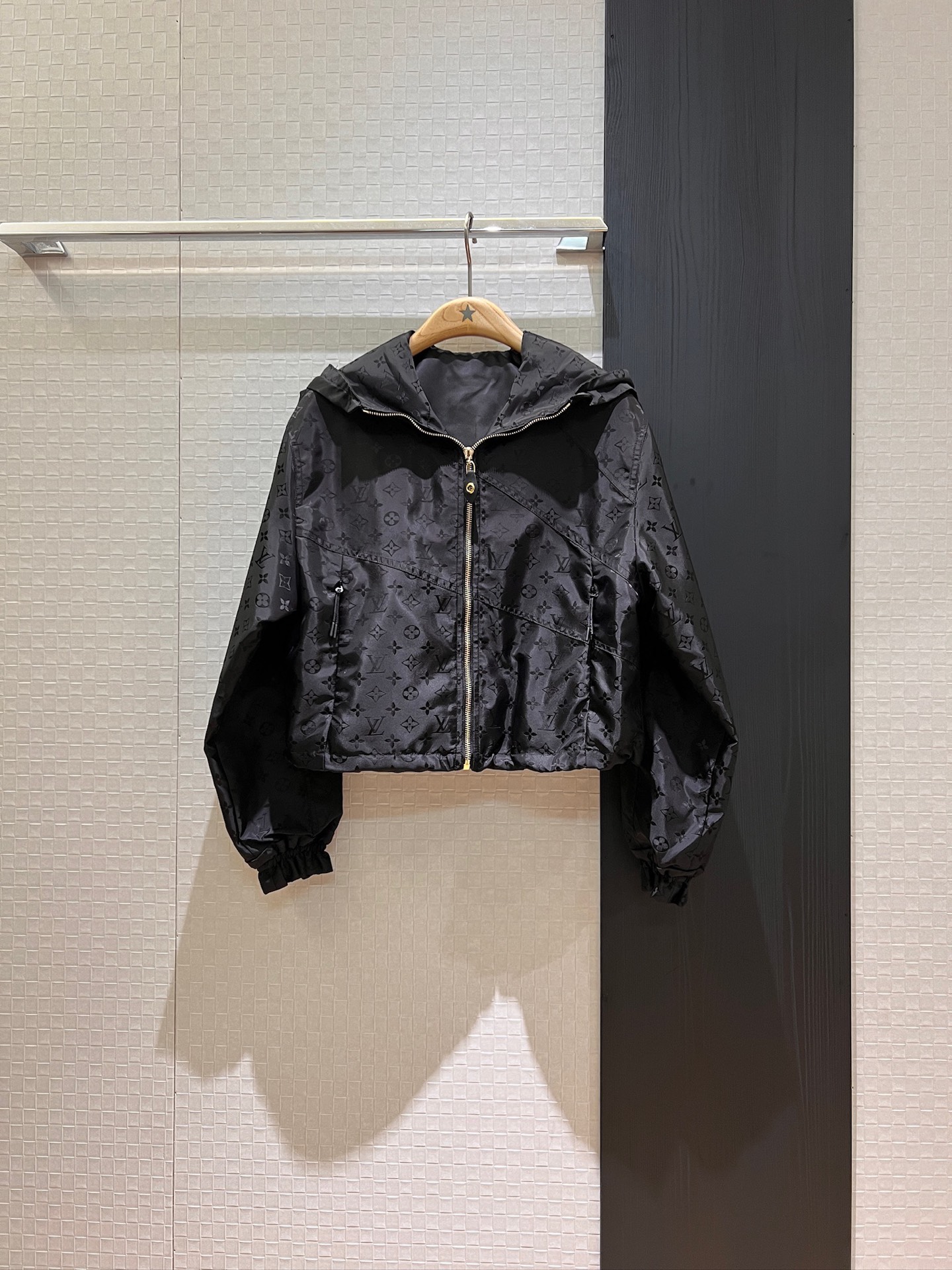 NO:334941,New classic presbyterian logo jacquard hooded short windbreaker jacket and hat is not removable, elastic cuffs, loose drawstring on the hem, versatile age reduction SML,, jackets & coats,hats,alexander wang19860909新款经典老花logo提花连帽短款风衣外套帽子不可拆 袖口松紧 下摆抽绳宽松休闲 减龄百搭 SML,,jackets & coats,hats,alexander wang,Women's clothing