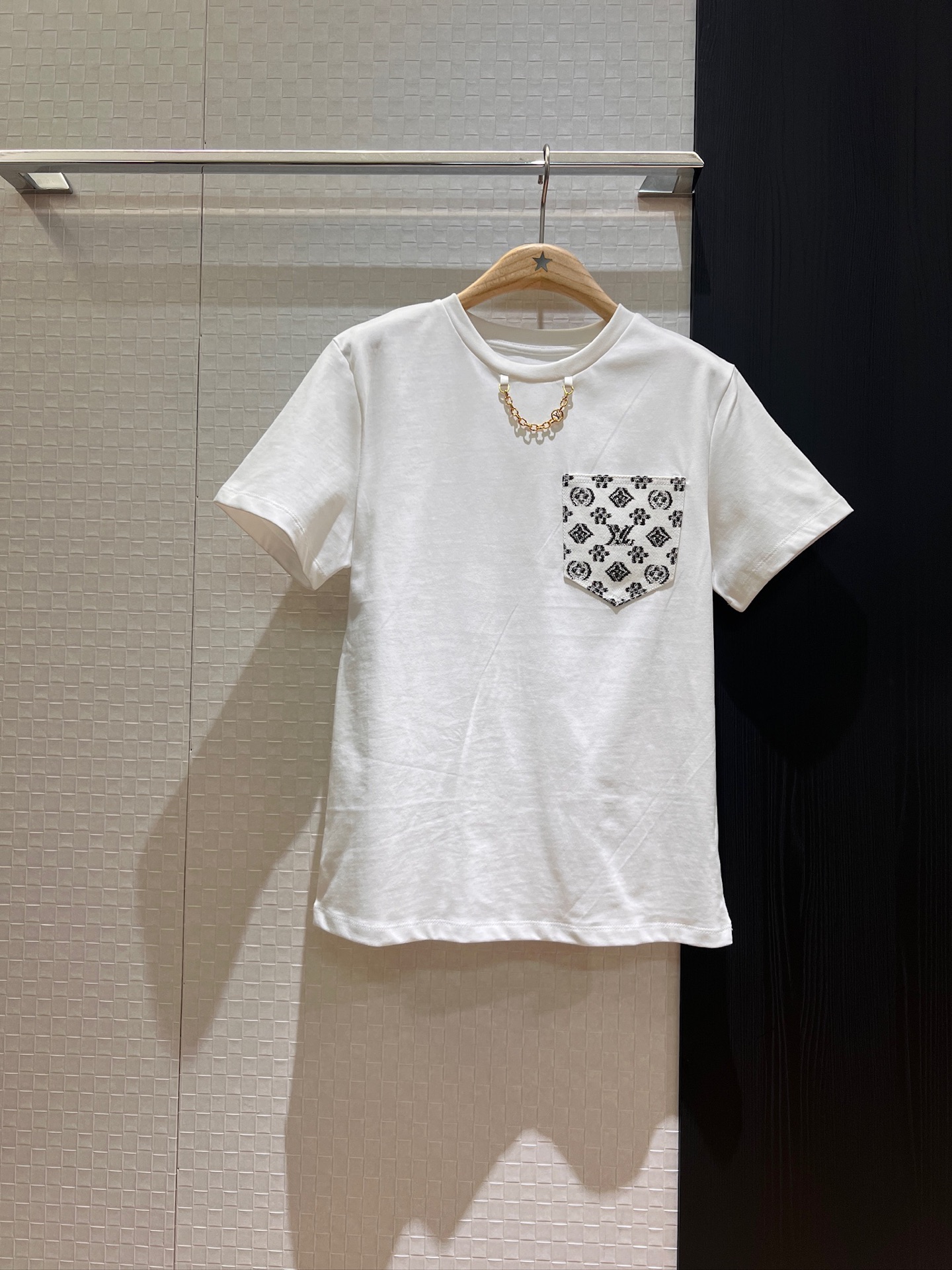 NO:334944,New style of old-fashioned denim pocket chain t-shirt casual and fashionable simple and versatile SML, tees, t-shirt, alexander wang19860909新款拼老花牛仔口袋链条t恤休闲时尚 简单百搭SML,,tees，t-shirt,alexander wang,Women's clothing