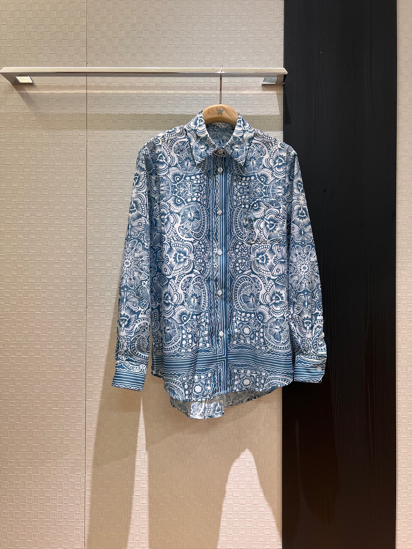 NO:334950,New retro butterfly printed shirt Positioned printed chest pocket Casual loose sun protection versatile blue pink SML, alexander wang19860909新款复古蝴蝶印花衬衣 定位印花胸前口袋 休闲宽松 防晒百搭蓝色粉色 SML,,alexander wang,Women's clothing