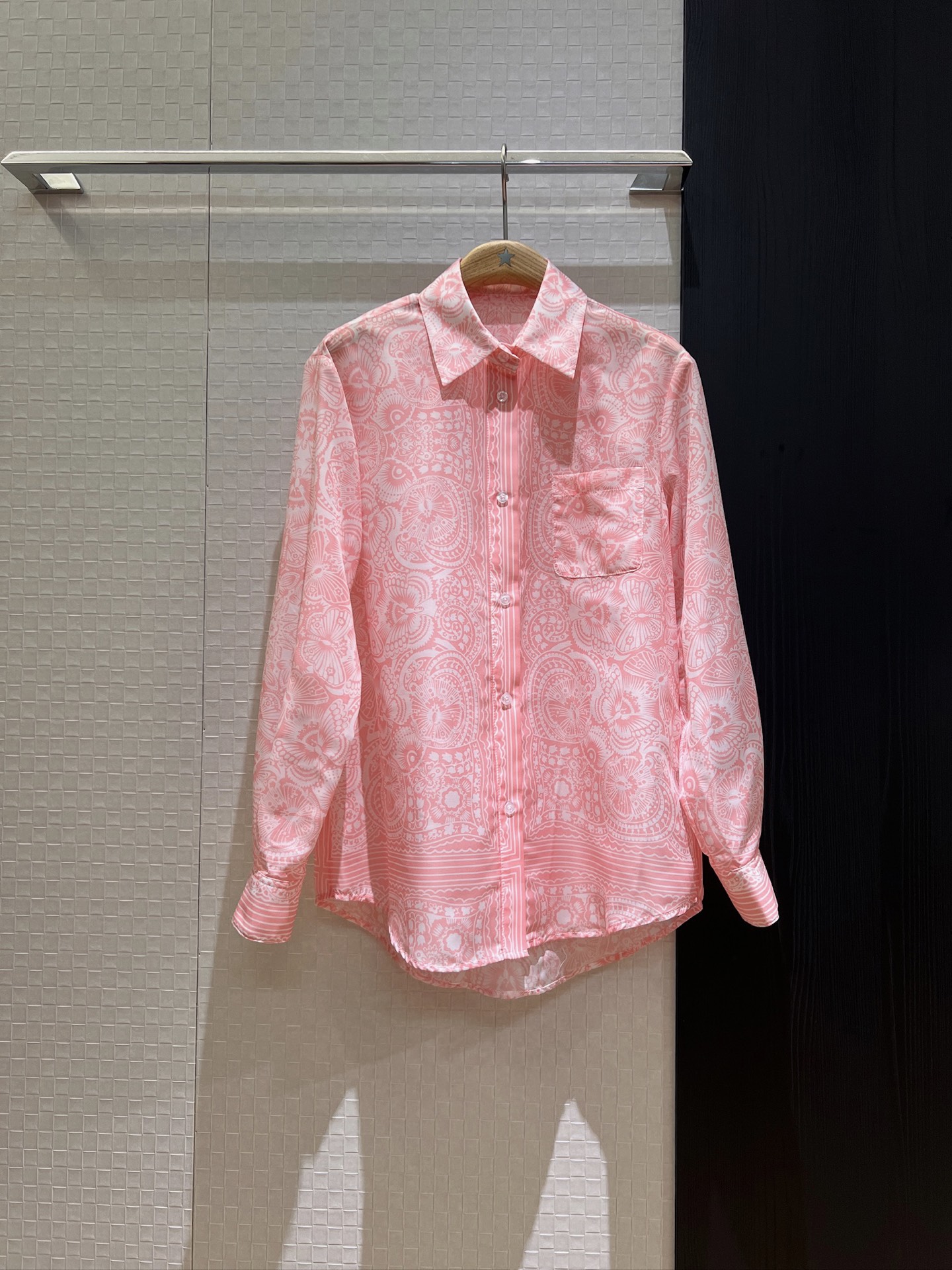 NO:334956,New retro butterfly printed shirt Positioned printed chest pocket Casual loose sun protection versatile blue pink SML, alexander wang19860909新款复古蝴蝶印花衬衣 定位印花胸前口袋 休闲宽松 防晒百搭蓝色粉色 SML,,alexander wang,Women's clothing