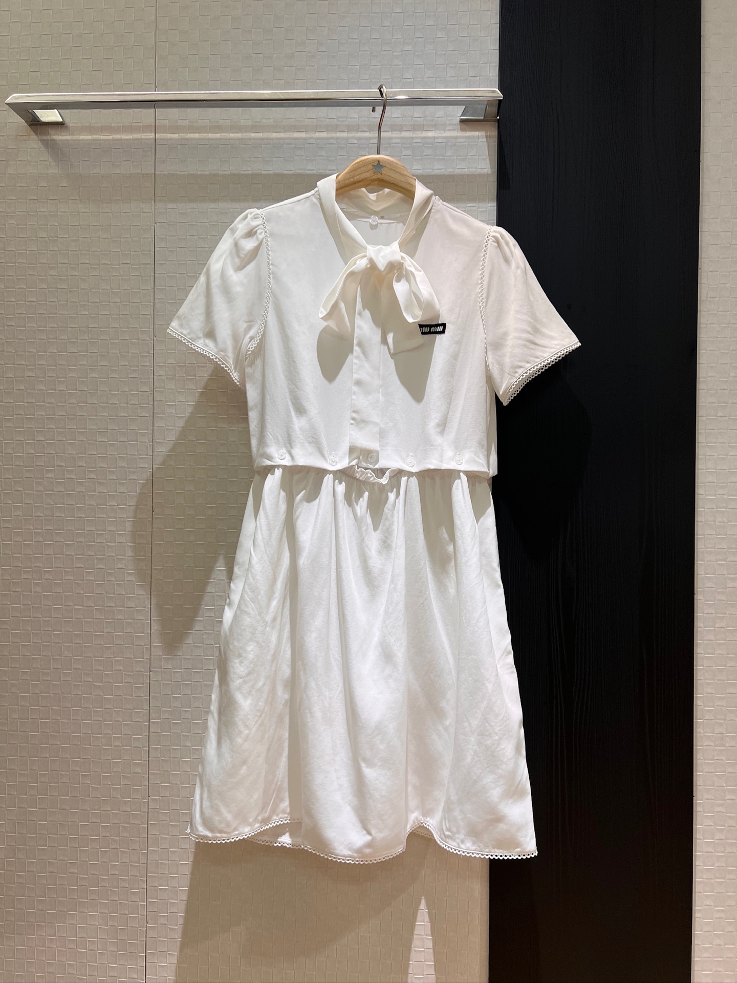 NO:334962,New detachable design dress with round neck short sleeves, puff sleeve top skirt, classic miu small logo, streamer bow decoration, French minimalist, essential for age reduction SML, miumiu, skirts, T-shirt, alexander wang19860909新款可拆解设计连衣裙圆领短袖 泡泡袖上衣半裙 经典miu小标logo 飘带系蝴蝶结装饰 法式极简 减龄必备 SML,,miumiu,skirts,T-shirt,alexander wang,Women's clothing