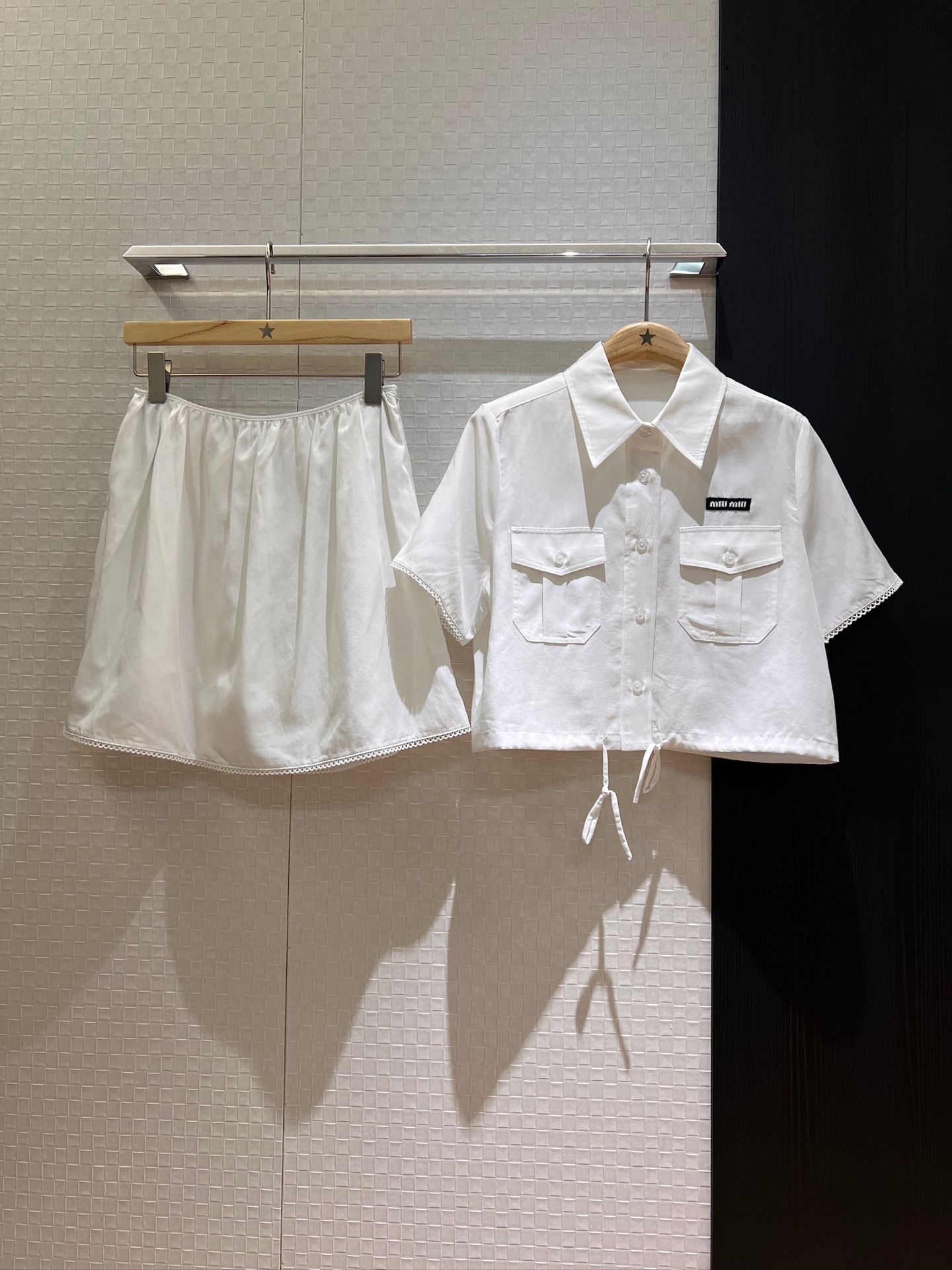 NO:334939,New lace decoration short drawstring shirt Miu style lace skirt Small logo tag Chest work pocket decoration college age reduction Casual versatile SML,,miumiu, skirts,alexander wang19860909新款花边装饰短款抽绳衬衣miu式花边半裙 小logo标签 胸前工装口袋装饰学院减龄 休闲百搭 SML,,miumiu,skirts,alexander wang,Women's clothing