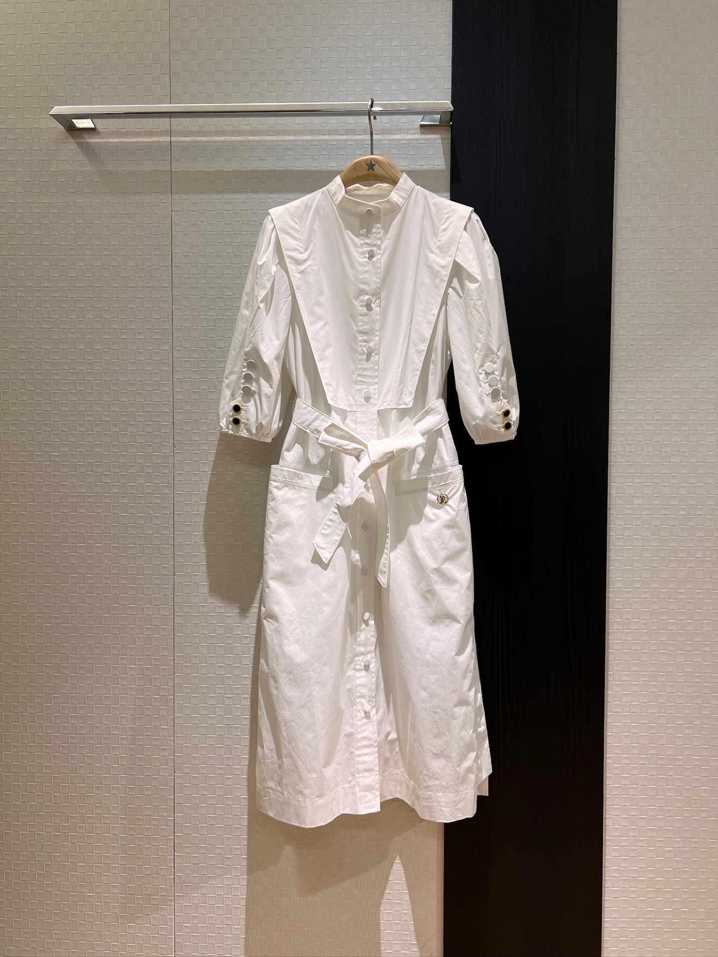 NO:334945,New stand-up collar puff mid-sleeved dress with breasted long skirt with large pockets on both sides logo logo logo decoration belt waist slim fit SML, skirts, alexander wang19860909新款立领泡泡中袖连衣裙 排扣设计长裙两侧大口袋 logo徽标装饰 系腰带收腰气质修身 SML,,skirts,alexander wang,Women's clothing