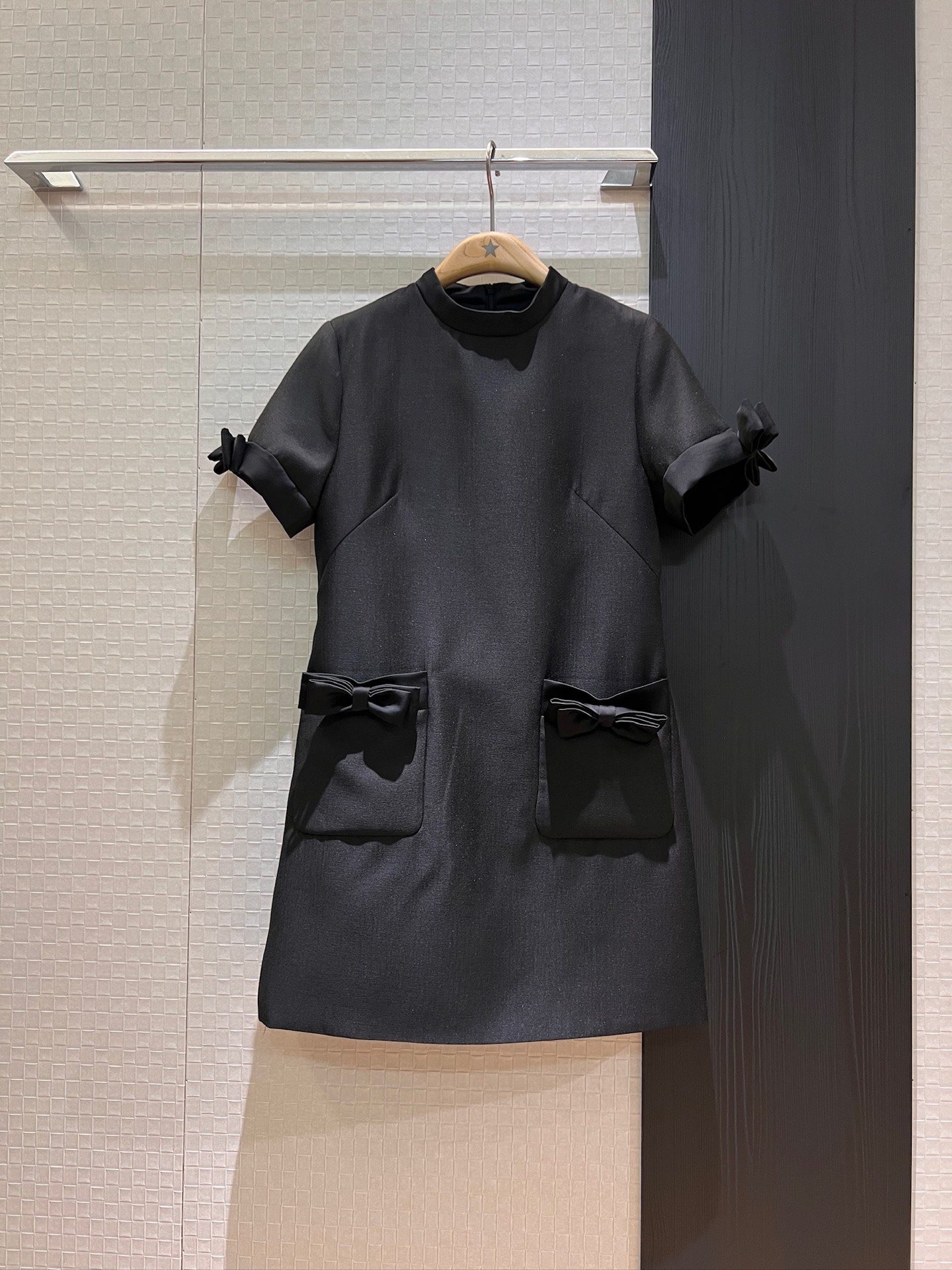 NO:413083,New style recommended small high-neck stand-up collar bow decorative dress A-line style, cuff pocket bow decorative simple temperament, slim fit and age-reducing black apricot SML, skirts, alexander wang19860909新款推荐小高领立领蝴蝶结装饰连衣裙A字版型 袖口口袋蝴蝶结装饰简约气质 修身减龄 黑色杏色 SML,,skirts,alexander wang,Women's clothing