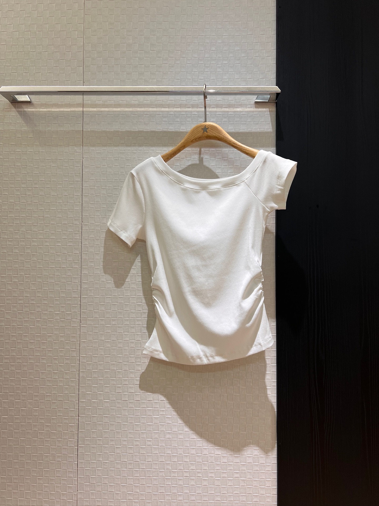 NO:334940,New asymmetric off-shoulder slim T-shirt elastic and close-fitting temperament, slimming, age-reducing necessities, black, white and yellow SML, tees, t-shirt, alexander wang19860909新款不对称露肩修身T恤弹力贴身 气质显瘦 减龄必备 黑白黄 SML,,tees，t-shirt,alexander wang,Women's clothing