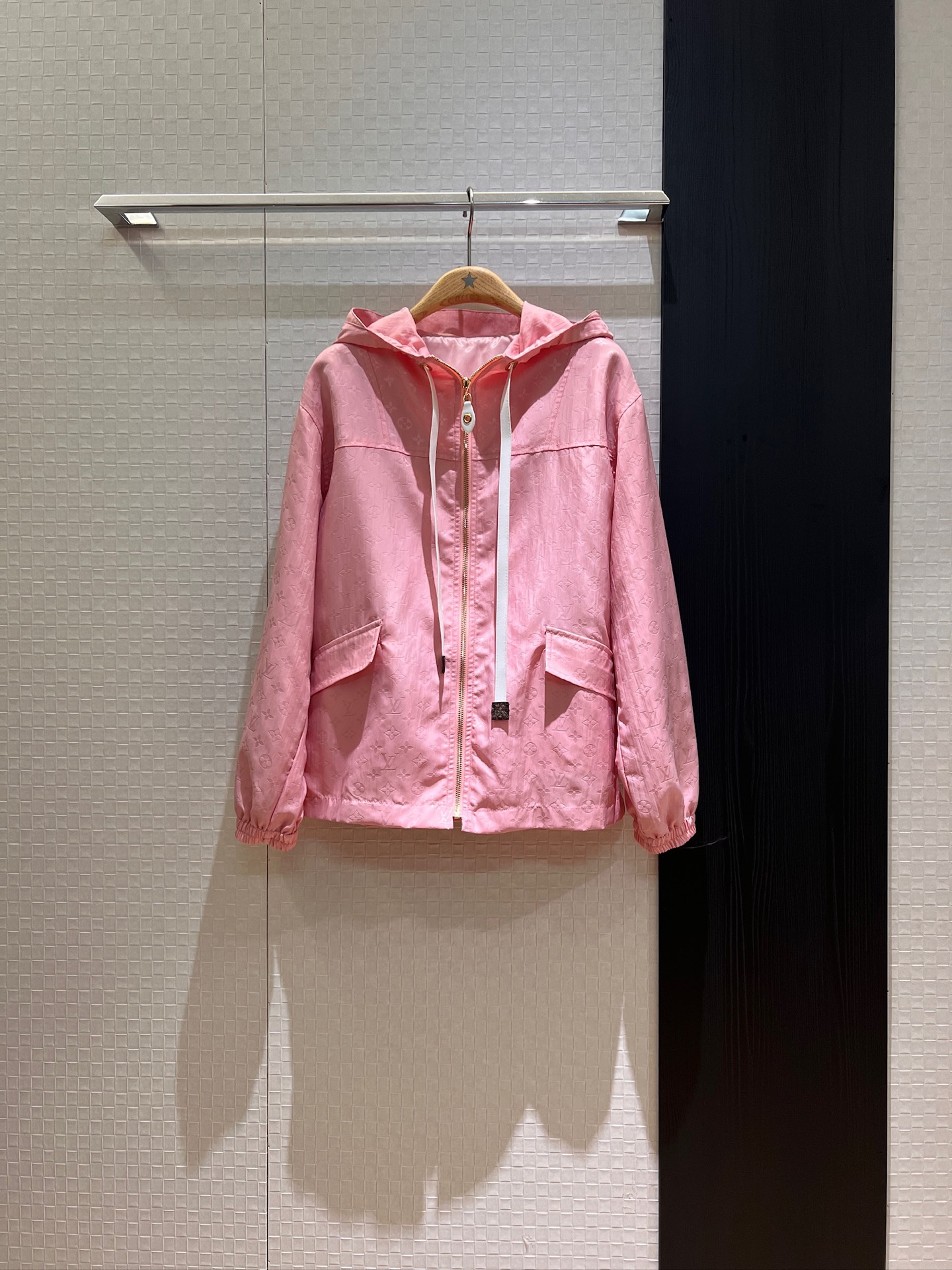 NO:335332,New pink presbyterian hooded sports and casual windbreaker jacket, hat, non-detachable hardware accessories mold opening, fashionable and casual, age-reducing versatile SML,, jackets & coats,hats,alexander wang19860909新款粉色老花连帽运动休闲风衣外套帽子不可拆 五金配件开模 时尚休闲 减龄百搭 SML,,jackets & coats,hats,alexander wang,Women's clothing