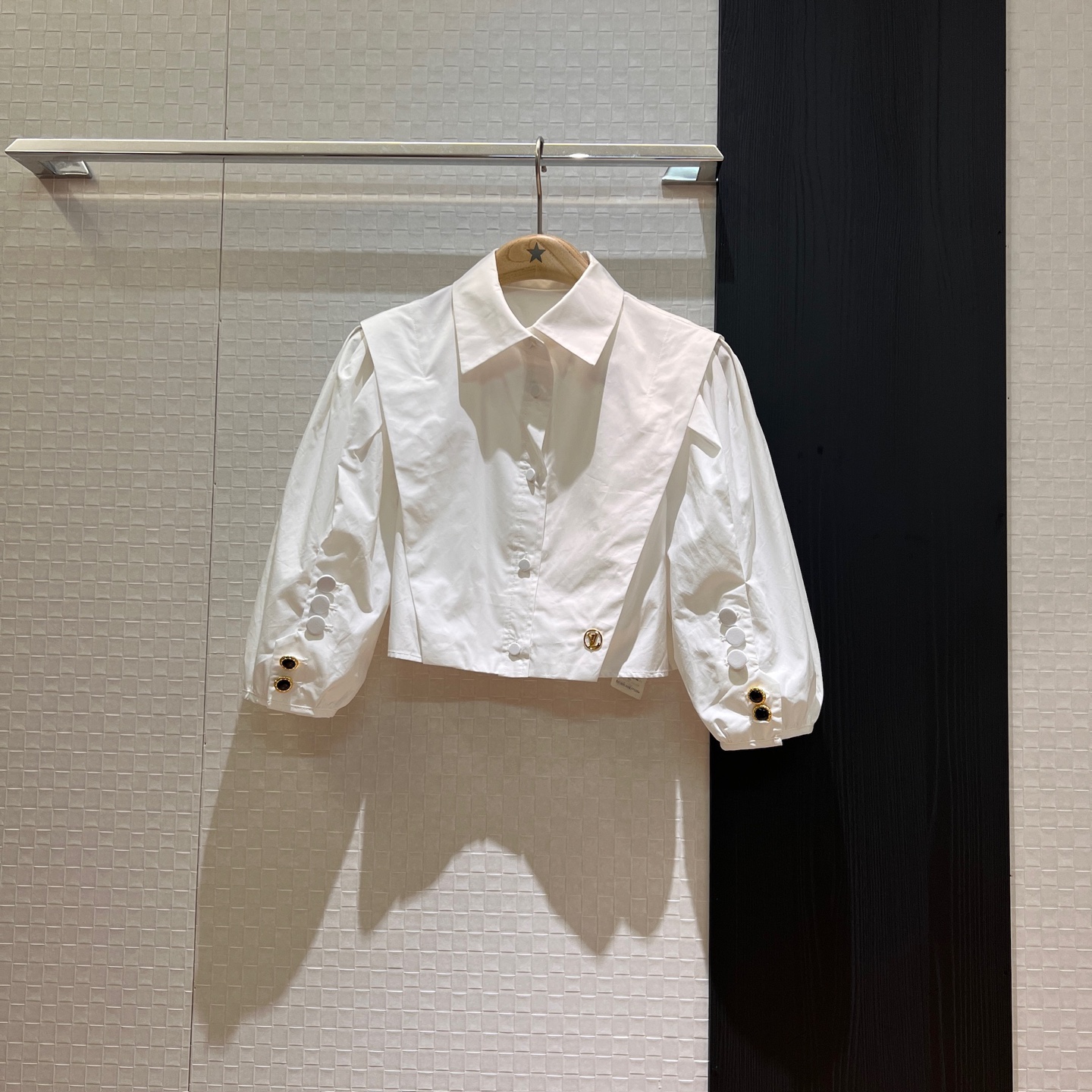 NO:335338,New lapel puff medium sleeve short shirt, lantern sleeve casual waist-hugging logo decoration, sweet and age-reducing temperament, SML, alexander wang19860909新款翻领泡泡中袖短款衬衣 灯笼袖休闲收腰 logo徽标装饰 甜美减龄气质修身 SML,,alexander wang,Women's clothing