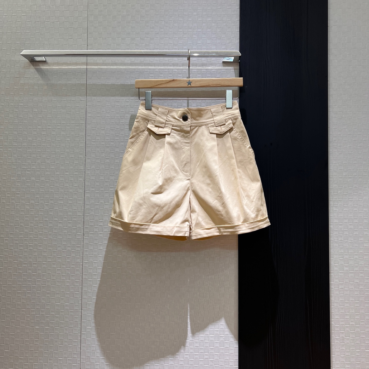 NO:335344,New simple high-waist curly suit shorts super age-reducing artifact A-line version wide-leg slimming and versatile shirts and T-shirts are OK Rear pocket small leather label decoration SML, shorts, tees, t-shirt, business suit, alexander wang19860909新款简约高腰卷边西装短裤超减龄神器 A字版阔腿显瘦百搭 衬衣T恤都ok 后口袋小皮标装饰 SML,,shorts,tees，t-shirt,business suit,alexander wang,Women's clothing