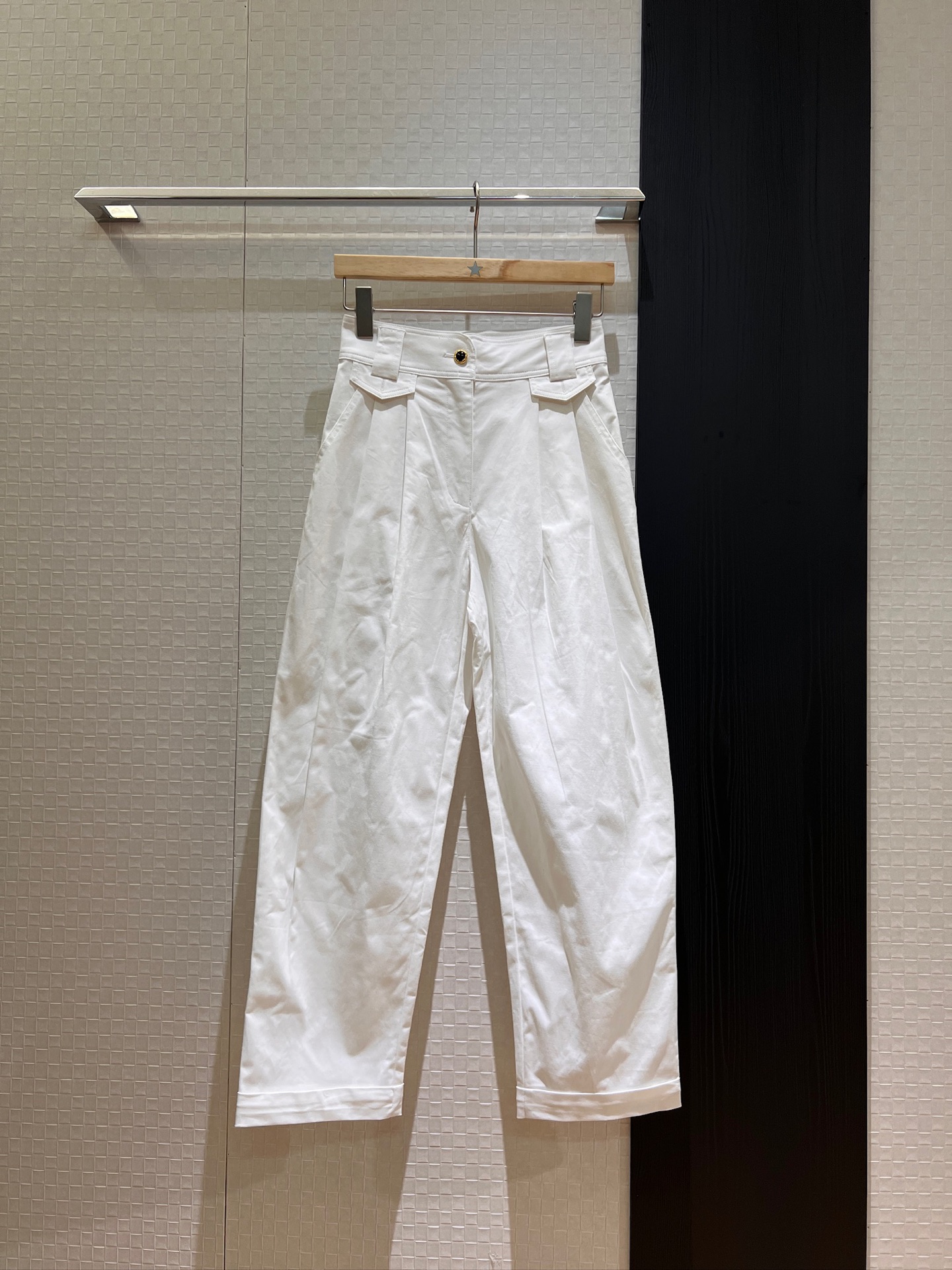NO:335350,New simple high-waist curly suit casual pants super age-reducing artifact. The scimitar style makes you look slim and versatile. The shirt and T-shirt are OK. The small leather label decoration in the back pocket SML, tees, t-shirt, business suit, alexander wang19860909新款简约高腰卷边西装休闲裤超减龄神器 弯刀版型显瘦百搭 衬衣T恤都ok 后口袋小皮标装饰 SML,,tees，t-shirt,business suit,alexander wang,Women's clothing