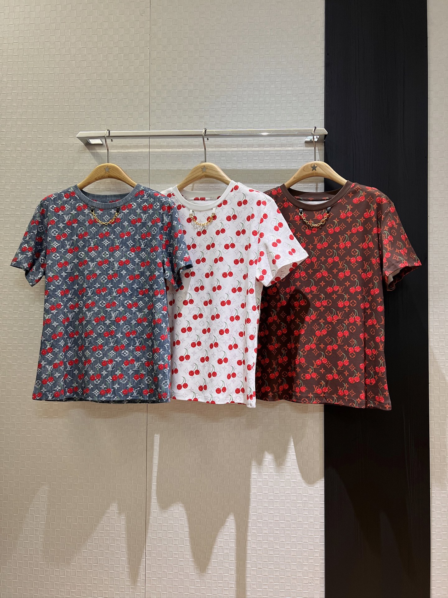 NO:335355,New cherry presbyterian printed chain T-shirt loose and fashionable street photography versatile, age-reducing necessities denim blue brown white SML, tees, t-shirt, alexander wang19860909新款樱桃老花印花链条T恤 宽松时尚街拍百搭 减龄必备牛仔蓝咖色白色 SML,,tees，t-shirt,alexander wang,Women's clothing