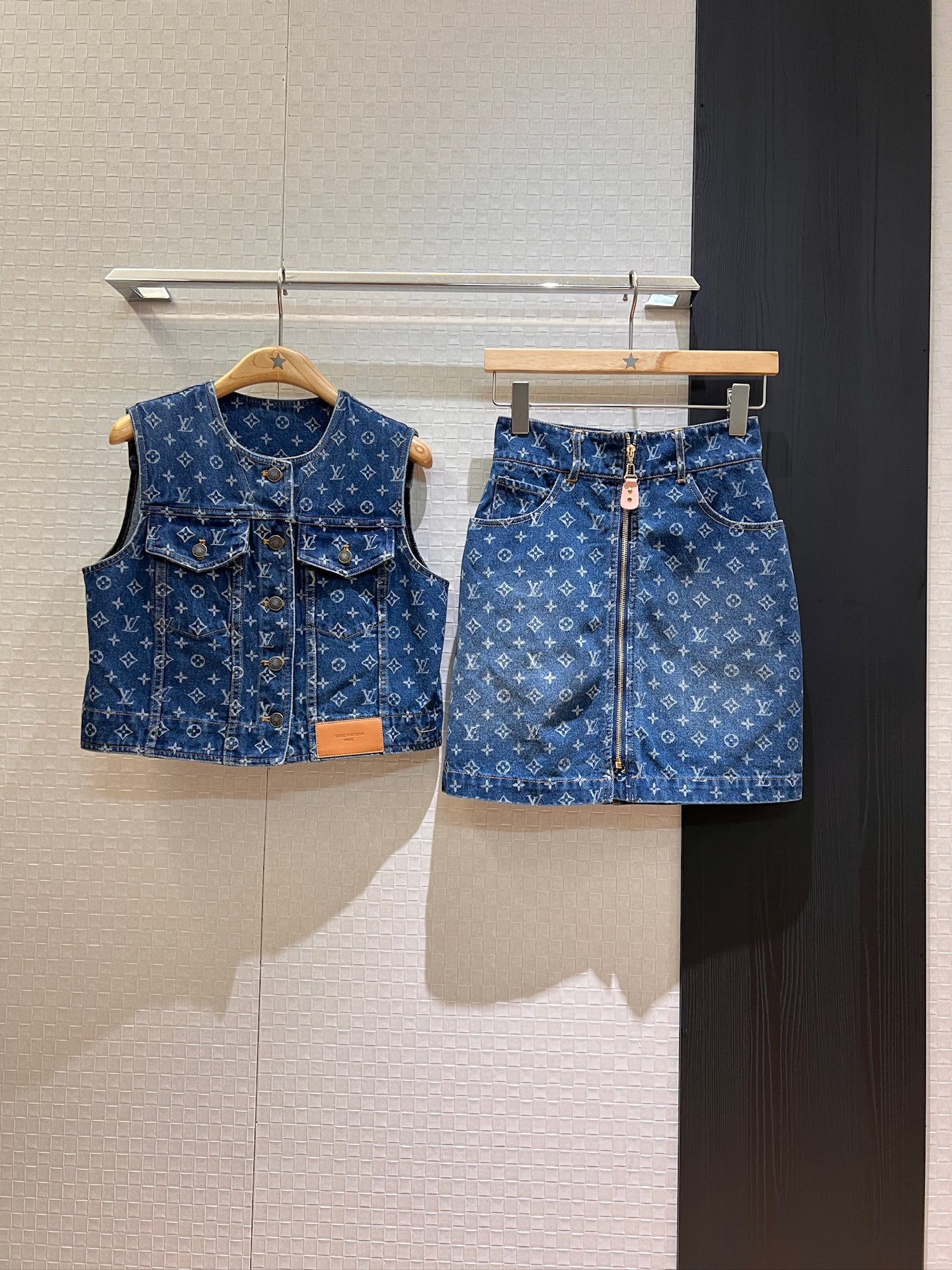 NO:335351,Vest P skirt new classic presbyterian round neck denim vest with zippered front denim skirt slim fit and versatile casual and versatile. It can be salty or sweet. It is also great to separate. SML, skirts, alexander wang19860909马甲 P半裙新款经典老花圆领牛仔马甲前开拉链牛仔半裙 修身显瘦 休闲百搭 可盐可甜一套搭配 分开也超赞 SML,,skirts,alexander wang,Women's clothing