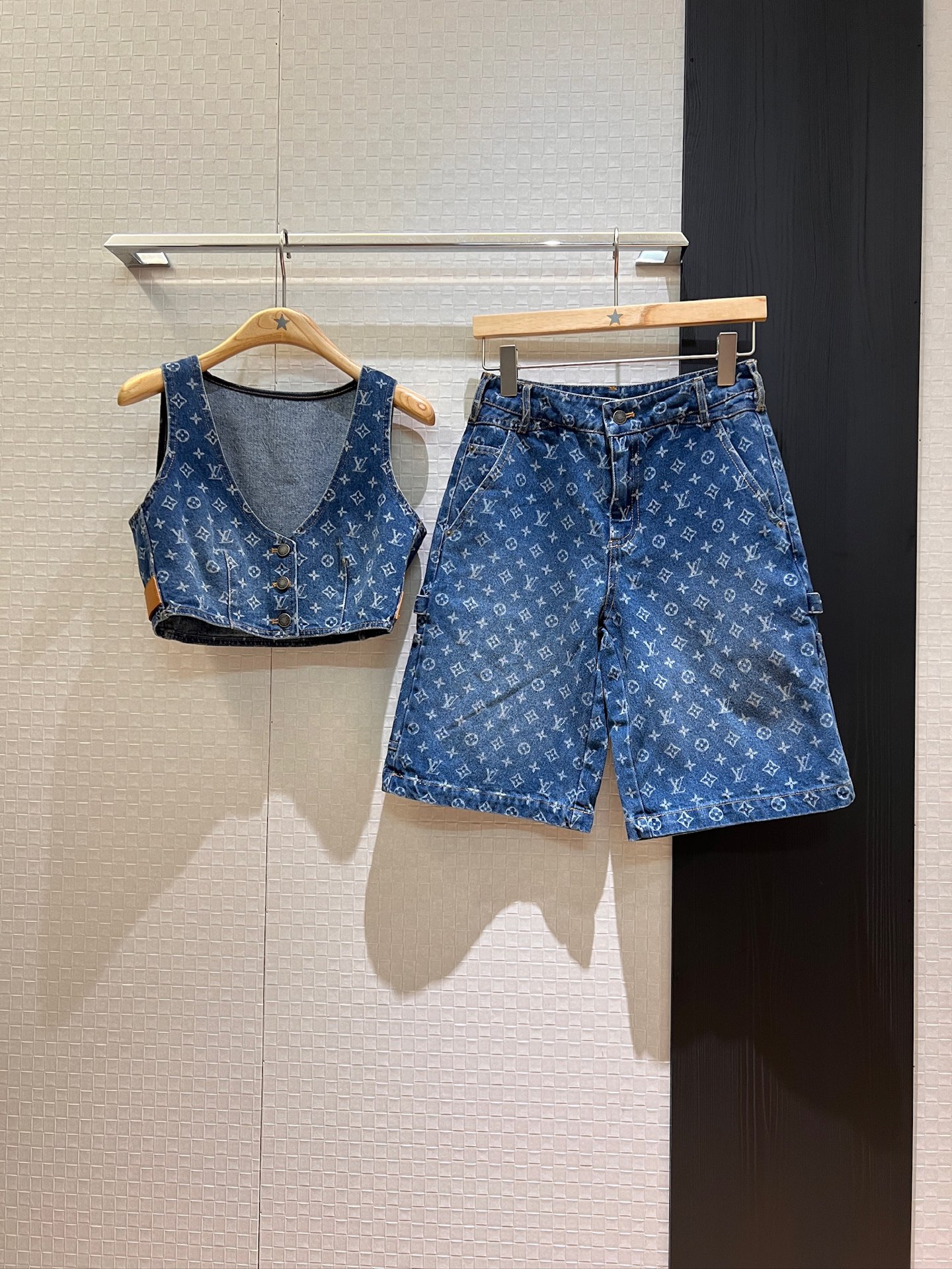 NO:335345,Vest, new classic old-fashioned V-neck denim vest top, old-fashioned wide-leg five-point denim mid-trousers, hot girls, casual and versatile, salty or sweet, a set of combinations, and it is also great to separate. SML, shorts, alexander wang19860909马甲 短裤新款经典老花V领牛仔小背心上衣老花阔腿五分牛仔中裤 辣妹搭配 休闲百搭 可盐可甜一套搭配 分开也超赞 SML,,shorts,alexander wang,Women's clothing