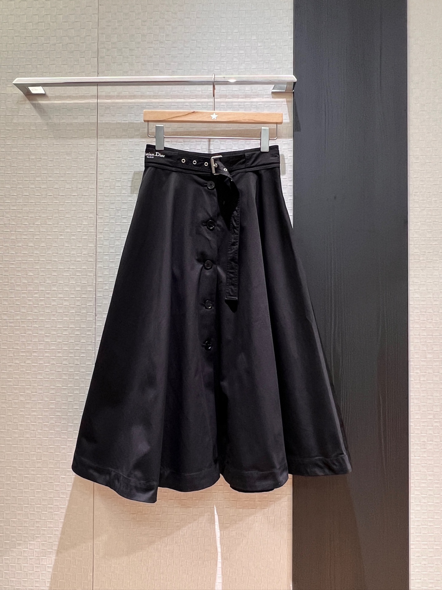 NO:687472,The new recommended breasted design, large swing umbrella skirt, belted and decorated skirt with pockets on both sides, embroidered CD letter logo, simple and casual, versatile vacation style and age reduction, black khaki and white SML,,skirts,19860909新款推荐排扣设计大摆伞裙 系腰带装饰半裙两侧有口袋 刺绣CD字母logo 简单休闲 度假百搭气质减龄 黑色卡其白色 SML,,skirts,,Women's clothing