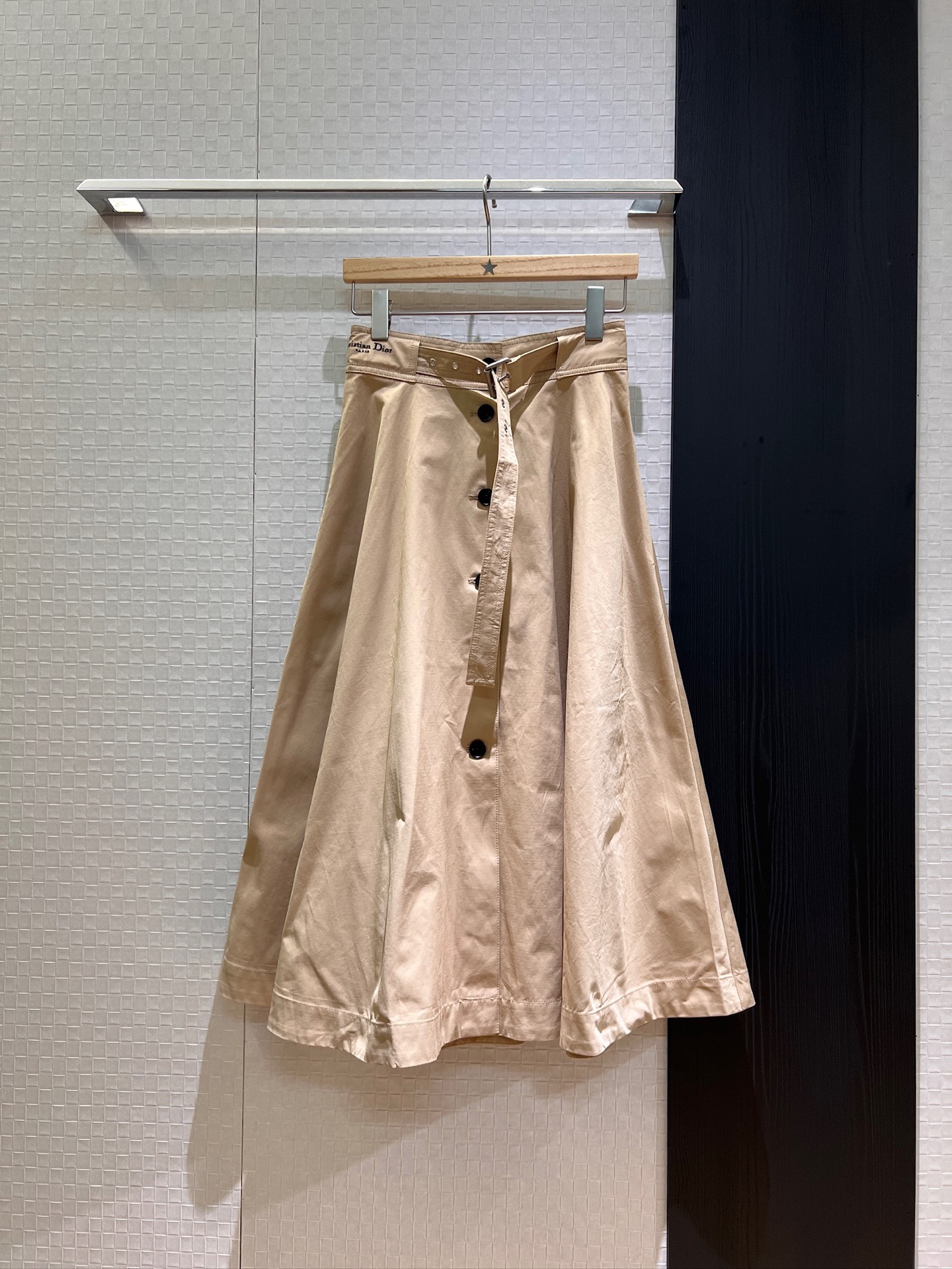 NO:335357,New style recommended breasted design large umbrella skirt, belted decorative skirt with pockets on both sides, embroidered CD letter logo, simple and casual, versatile vacation temperament and age-reducing black khaki white SML, skirts, alexander wang19860909新款推荐排扣设计大摆伞裙 系腰带装饰半裙两侧有口袋 刺绣CD字母logo 简单休闲 度假百搭气质减龄 黑色卡其白色 SML,,skirts,alexander wang,Women's clothing