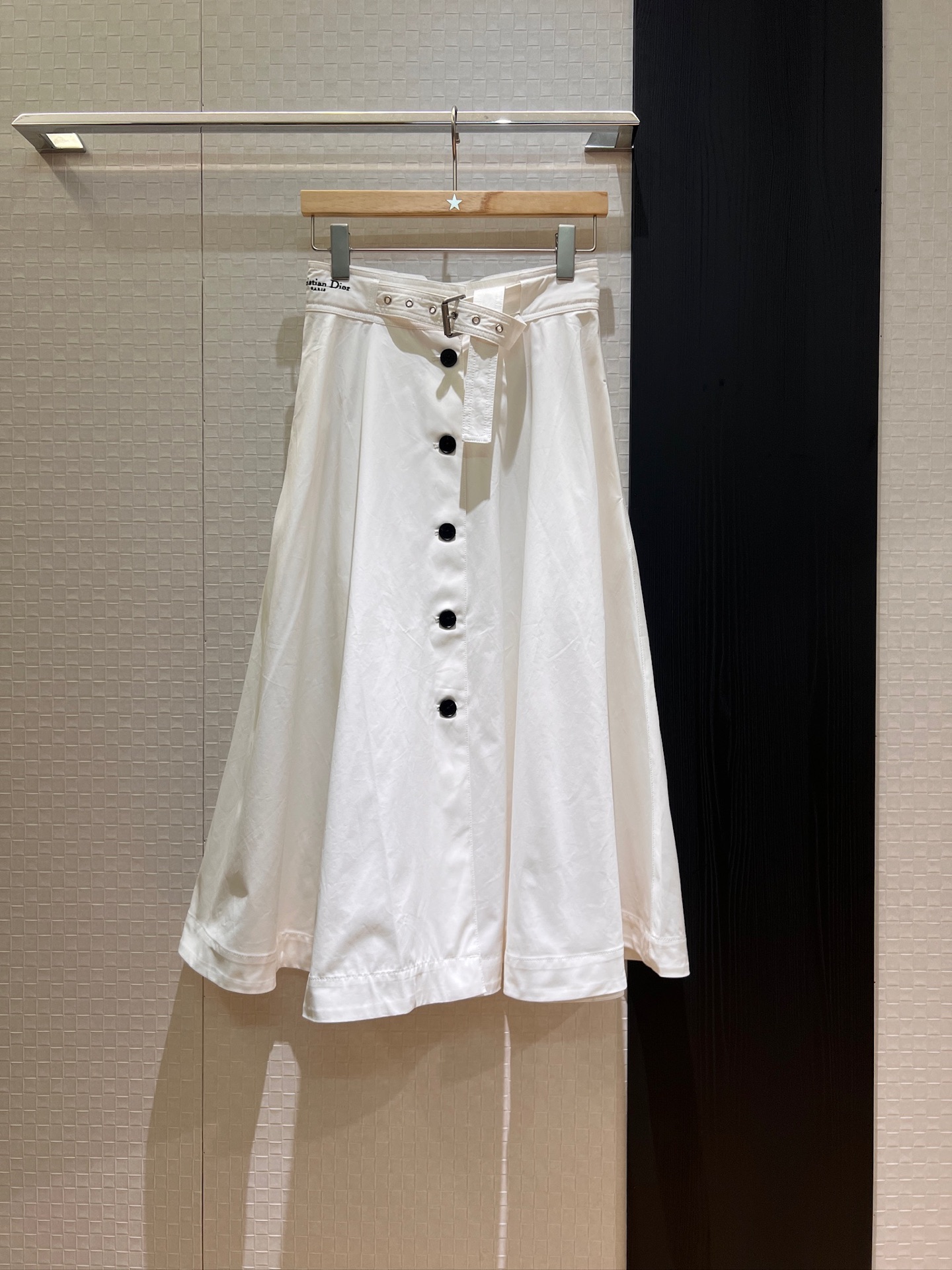 NO:335334,New style recommended breasted design large umbrella skirt, belted decorative skirt with pockets on both sides, embroidered CD letter logo, simple and casual, versatile vacation temperament and age-reducing black khaki white SML, skirts, alexander wang19860909新款推荐排扣设计大摆伞裙 系腰带装饰半裙两侧有口袋 刺绣CD字母logo 简单休闲 度假百搭气质减龄 黑色卡其白色 SML,,skirts,alexander wang,Women's clothing