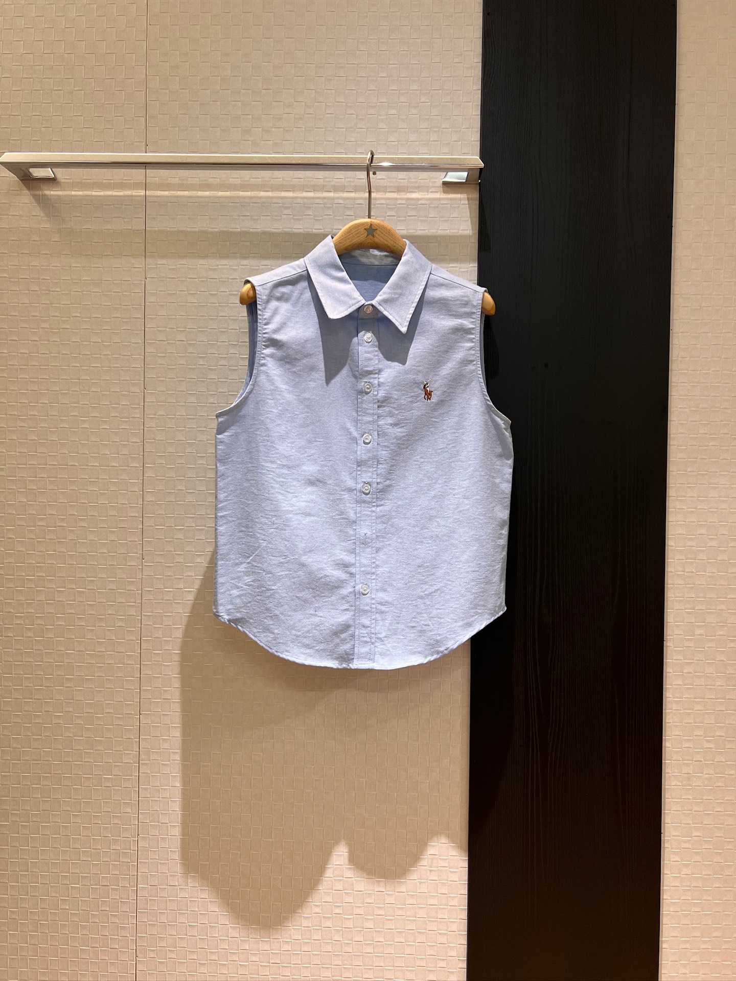 NO:335340,The same style of new stars, embroidered pony logo decorative lapel sleeveless shirt, college style, sweet and cool, versatile, fashionable, age-reducing, salty or sweet, blue and white, SML, alexander wang19860909新款明星同款 刺绣小马logo装饰翻领无袖衬衣学院风 甜酷百搭 时尚减龄可盐可甜 蓝色白色 SML,,alexander wang,Women's clothing