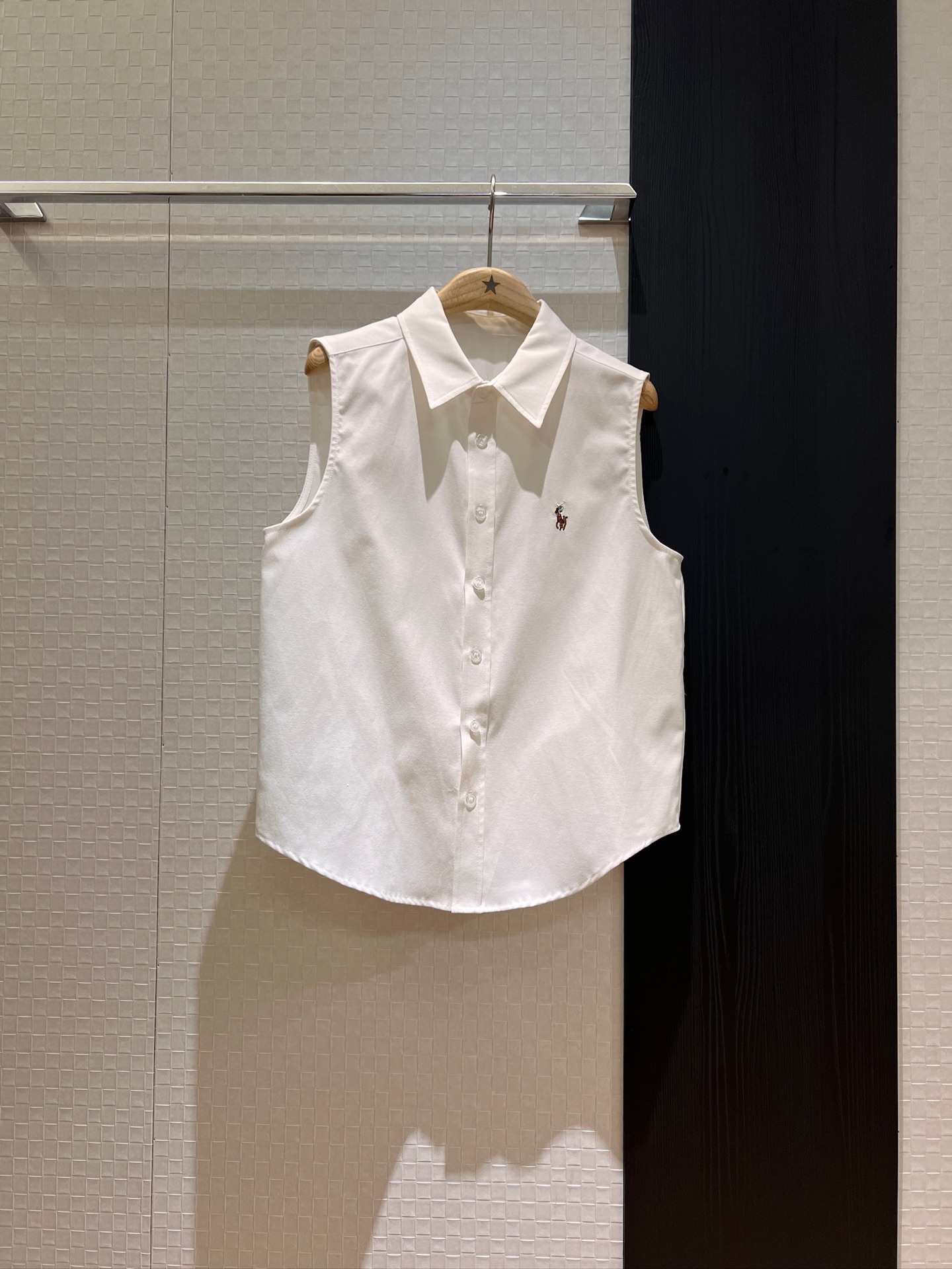 NO:335346,The same style of new stars, embroidered pony logo decorative lapel sleeveless shirt, college style, sweet and cool, versatile, fashionable, age-reducing, salty or sweet, blue and white, SML, alexander wang19860909新款明星同款 刺绣小马logo装饰翻领无袖衬衣学院风 甜酷百搭 时尚减龄可盐可甜 蓝色白色 SML,,alexander wang,Women's clothing