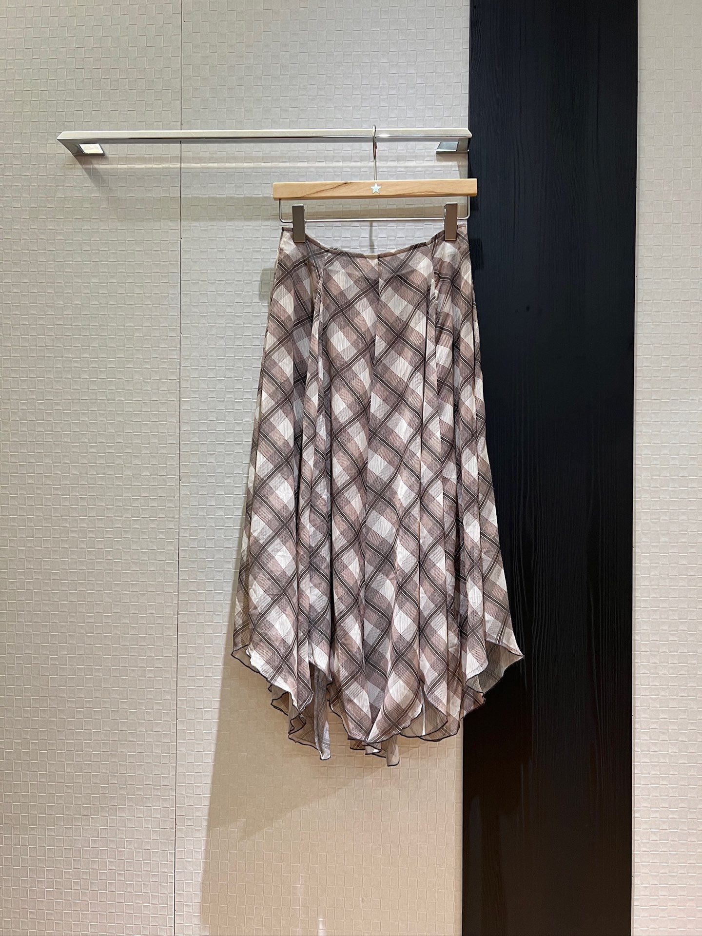 NO:335870,New French retro plaid printed skirt, irregular long skirt with multiple pieces splicing design, minimalist temperament, classic and versatile, essential SML, skirts, alexander wang19860909新款法式复古格纹印花半裙 不规则大摆长裙多片拼接设计 极简气质 经典百搭 减龄必备SML,,skirts,alexander wang,Women's clothing