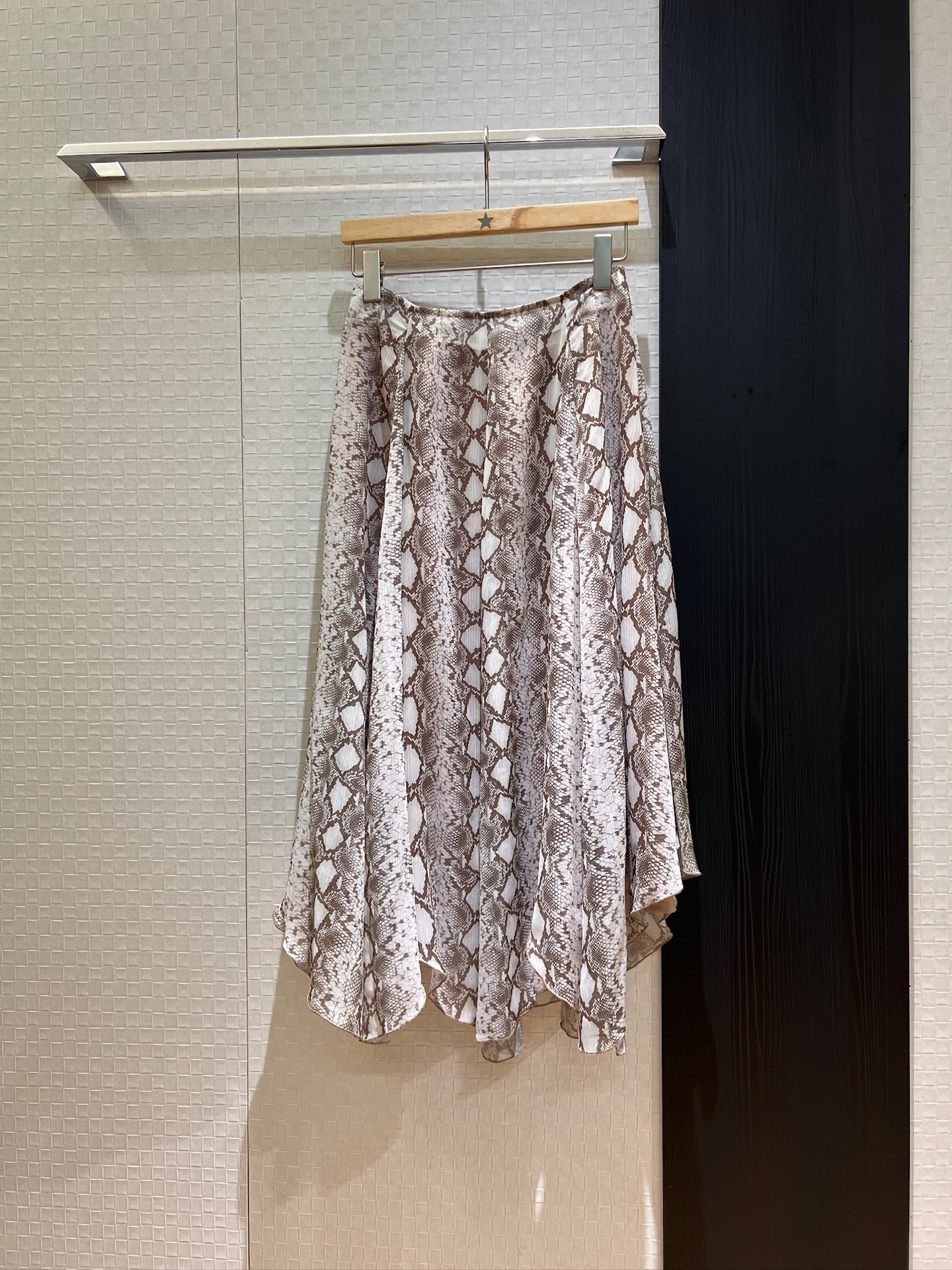 NO:335876,New snakeskin printed skirt, irregular long skirt with multiple pieces splicing design, minimalist temperament, classic and versatile, essential for age reduction, SML, skirts, snakeskin, alexander wang19860909新款蛇皮纹印花半裙 不规则大摆长裙多片拼接设计 极简气质 经典百搭 减龄必备SML,,skirts,snakeskin,alexander wang,Women's clothing