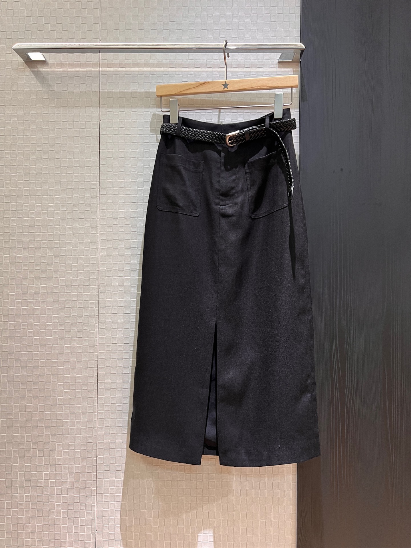 NO:335882,New braided belt decorates the front slit skirt with tinsel and slit long skirt with minimalist commuting casual slim black and white S-XL, skirts, alexander wang19860909新款编织腰带装饰天丝麻前开叉半裙 长裙极简通勤 休闲显瘦黑色白色 S-XL,,skirts,alexander wang,Women's clothing