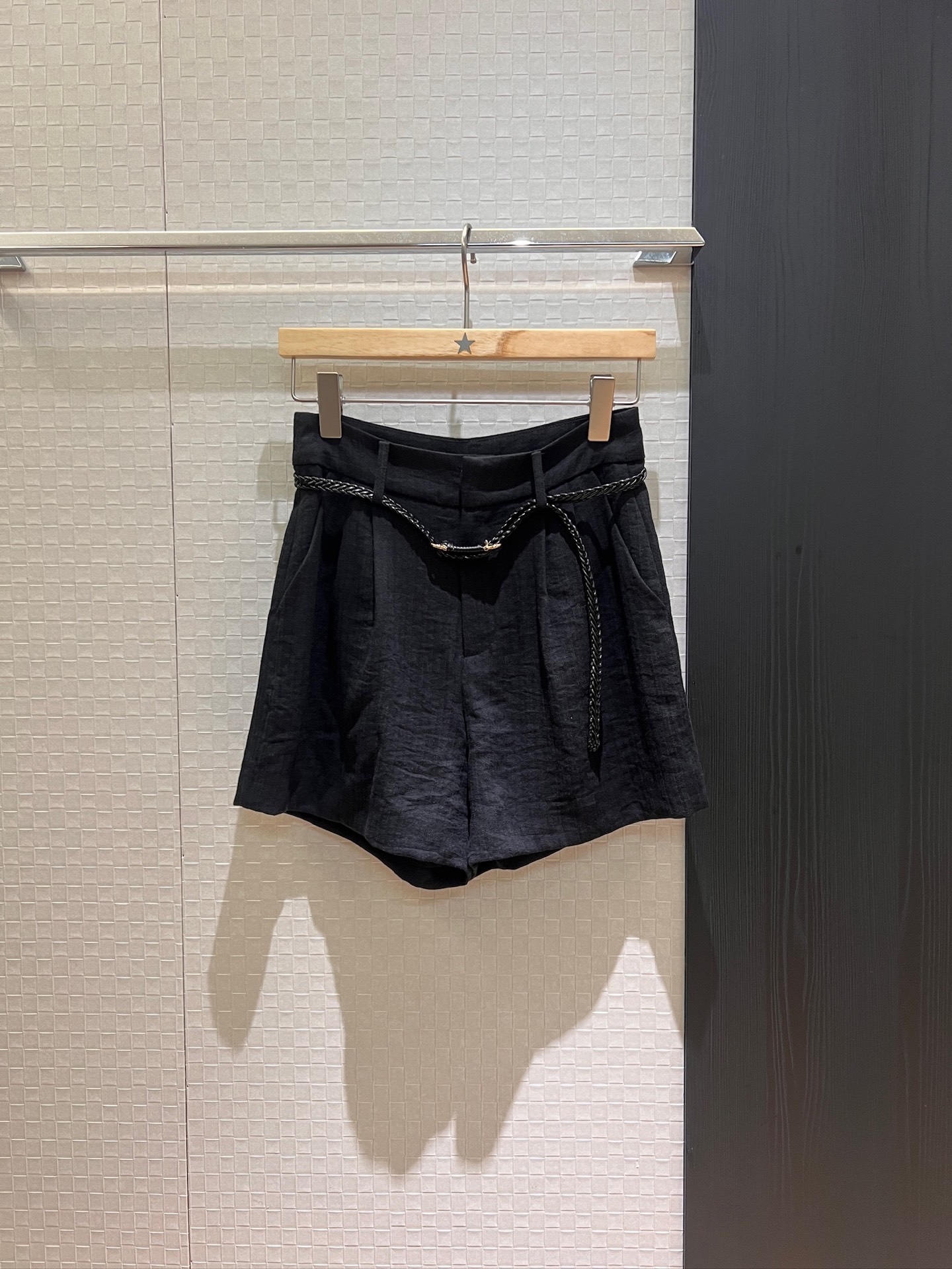 NO:335888,New braided belt decorative Tencel high waist wide-leg suit shorts Bermuda shorts loose and age-reducing casual slimming black and white S-XL, shorts, business suit, alexander wang19860909新款编织腰带装饰天丝麻高腰阔腿西装短裤百慕大短裤 宽松减龄 休闲显瘦黑色白色 S-XL,,shorts,business suit,alexander wang,Women's clothing