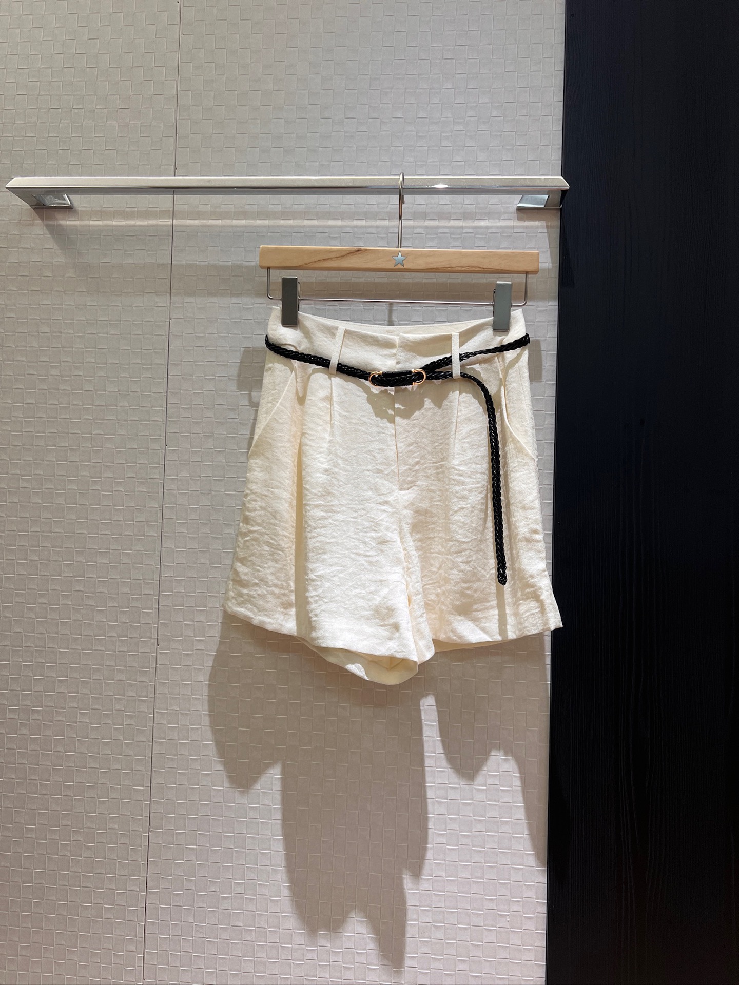 NO:335892,New braided belt decorative Tencel high waist wide-leg suit shorts Bermuda shorts loose and age-reducing casual slimming black and white S-XL, shorts, business suit, alexander wang19860909新款编织腰带装饰天丝麻高腰阔腿西装短裤百慕大短裤 宽松减龄 休闲显瘦黑色白色 S-XL,,shorts,business suit,alexander wang,Women's clothing