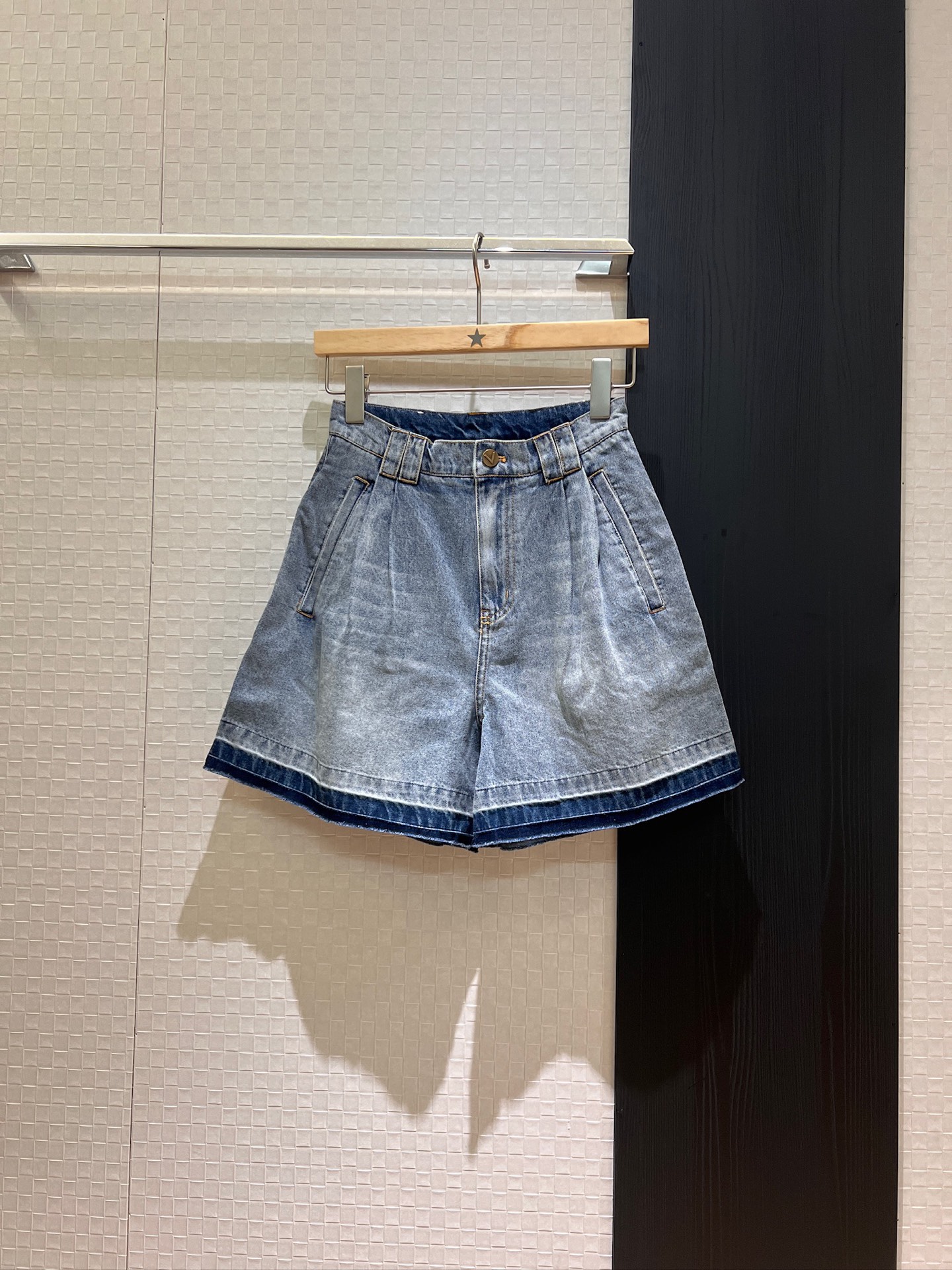 NO:335900,New rosy gradient wash light blue denim shorts, high waist A-line wide-leg style logo white leather logo, sweet and cute, age-reducing versatile SML, shorts, alexander wang19860909新款毛边渐变洗水浅蓝牛仔短裤 高腰A字阔腿版型logo白色皮标 甜美可爱 减龄百搭SML,,shorts,alexander wang,Women's clothing