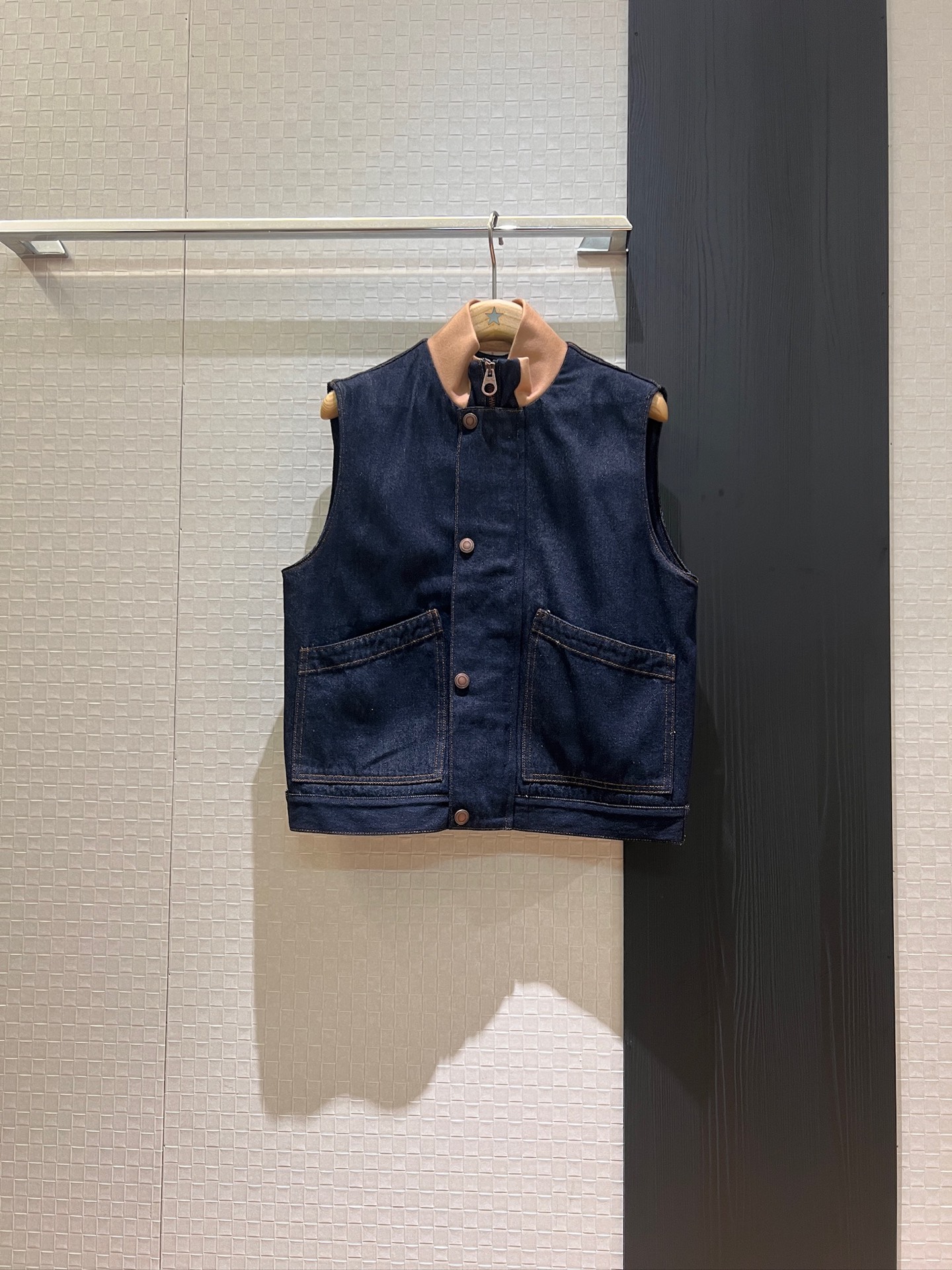 NO:335904,New Lp spliced ​​ribbed turtleneck vest jacket, old money style must have classic checked lining, both sides of pocket decoration mold hardware, small leather label decoration, casual and versatile, blue and white SML,,loro piano, jackets & coats,alexander wang19860909新款Lp拼接罗纹高领牛仔马甲外套 老钱风必备经典格纹内衬 两侧口袋装饰开模五金 小皮标装饰 休闲百搭 蓝色白色SML,,loro piana,jackets & coats,alexander wang,Women's clothing