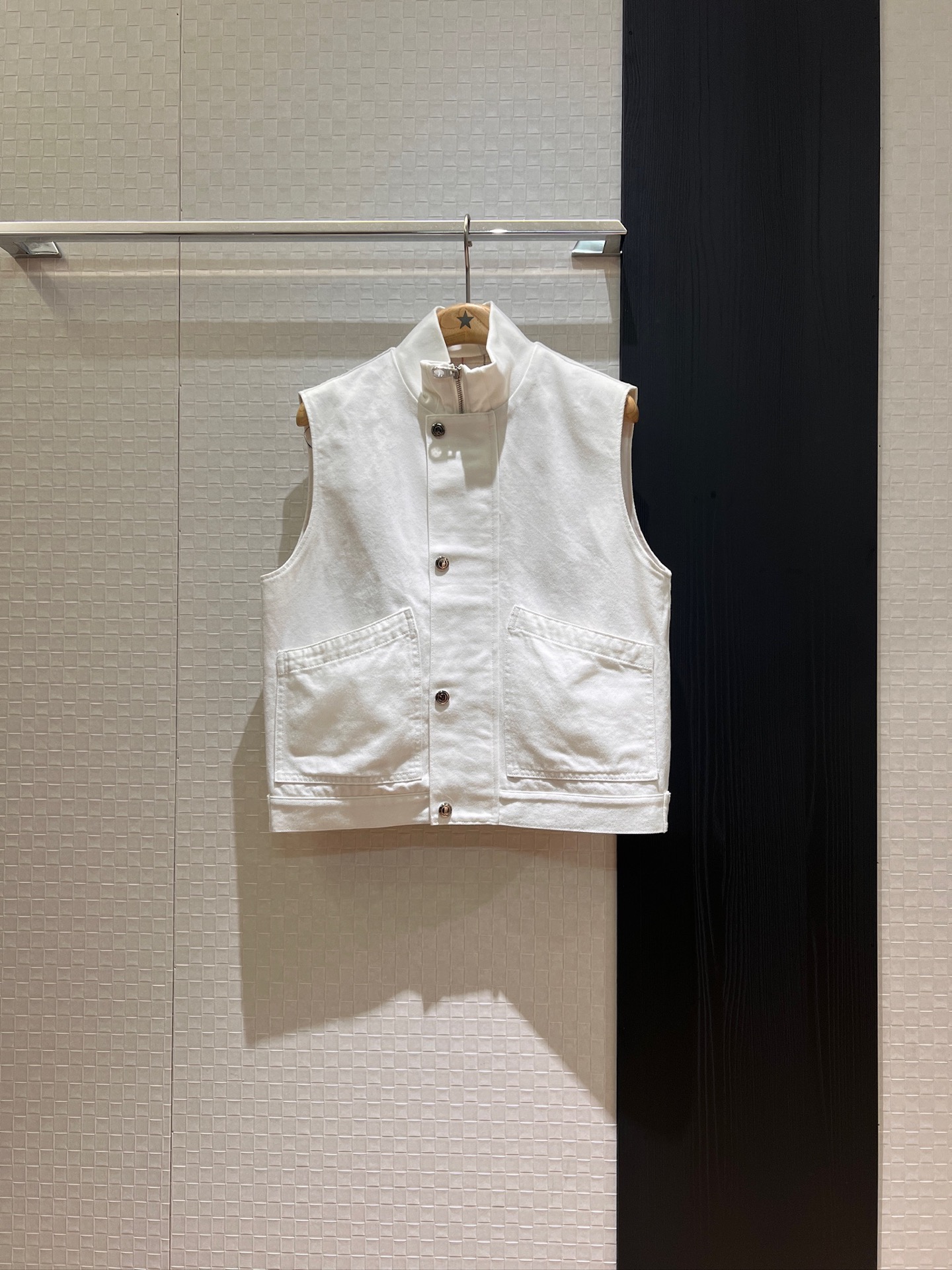 NO:335889,New Lp spliced ​​ribbed turtleneck vest jacket, old money style must have classic checked lining, both sides of pocket decoration mold hardware, small leather label decoration, casual and versatile, blue and white SML,,loro piano, jackets & coats,alexander wang19860909新款Lp拼接罗纹高领牛仔马甲外套 老钱风必备经典格纹内衬 两侧口袋装饰开模五金 小皮标装饰 休闲百搭 蓝色白色SML,,loro piana,jackets & coats,alexander wang,Women's clothing