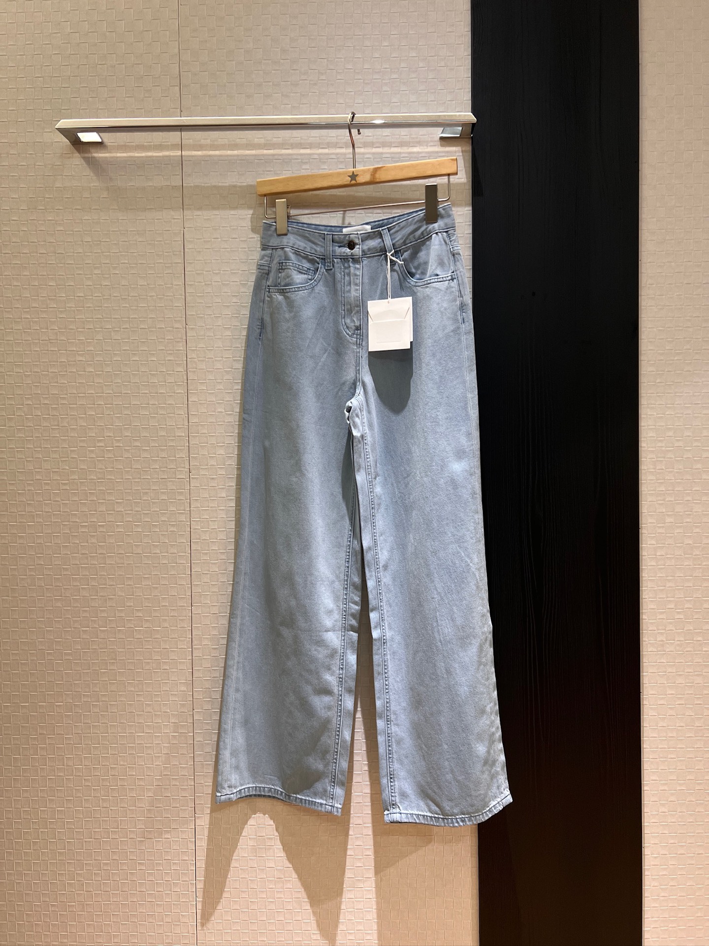 NO:335893,The new model of Chongchong Che Jingyuan same model THE ROw classic thin light blue jeans straight wide-leg minimalist slim fit casual and elegant Yuchang high-end human hands to reduce age 26-29, jeans, alexander wang19860909新款冲冲车静媛同款THE ROw经典薄款浅蓝牛仔裤 直筒阔腿极简修身 休闲神搭 曰常高级人手减龄 26-29,,jeans,alexander wang,Women's clothing