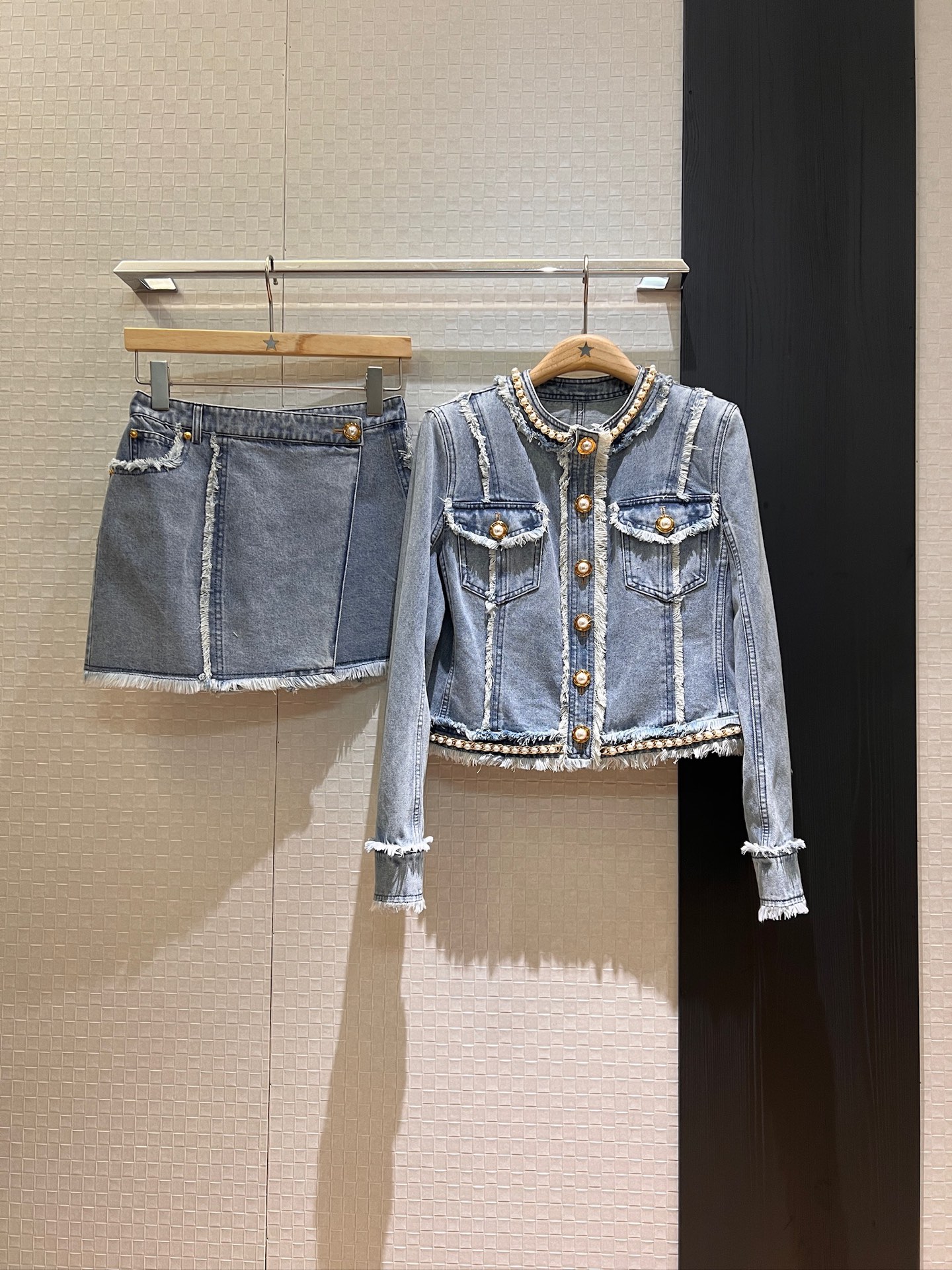 NO:335897,Jacket P skirt new style Lu Yuxiao same style Balmain Heavy Industry pearl chain decoration breasted denim jacket irregular splicing denim skirt embroidered beaded lipstick decoration light blue wash elegant temperament, age-reducing versatile SML,,balmain,skirts,jackets & coats,alexander wang19860909外套 P半裙新款卢昱晓同款 巴尔曼重工珍珠链条装饰毛边牛仔外套不规则拼接牛仔半裙 刺绣钉珠口红装饰 浅蓝洗水气质优雅 减龄百搭 SML,,balmain,skirts,jackets & coats,alexander wang,Women's clothing