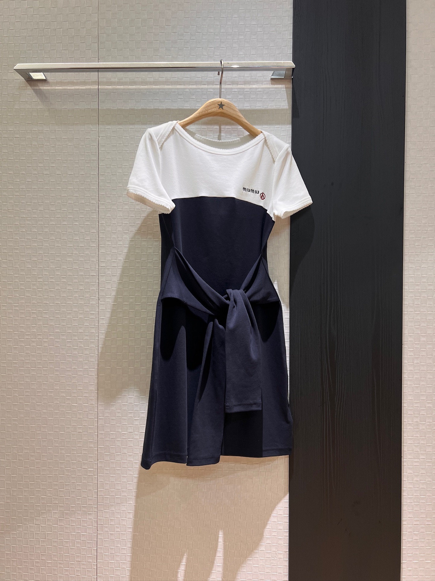 NO:335905,New embroidered sailing miu letters, fake two-piece color-blocking dress spliced ​​and tied with knotted waist design, slim fit and slim, essential SML, miumiu, skirts, alexander wang19860909新款刺绣帆船miu字母 假两件拼色连衣裙拼接系带打结收腰设计 修身显瘦 减龄必备SML,,miumiu,skirts,alexander wang,Women's clothing