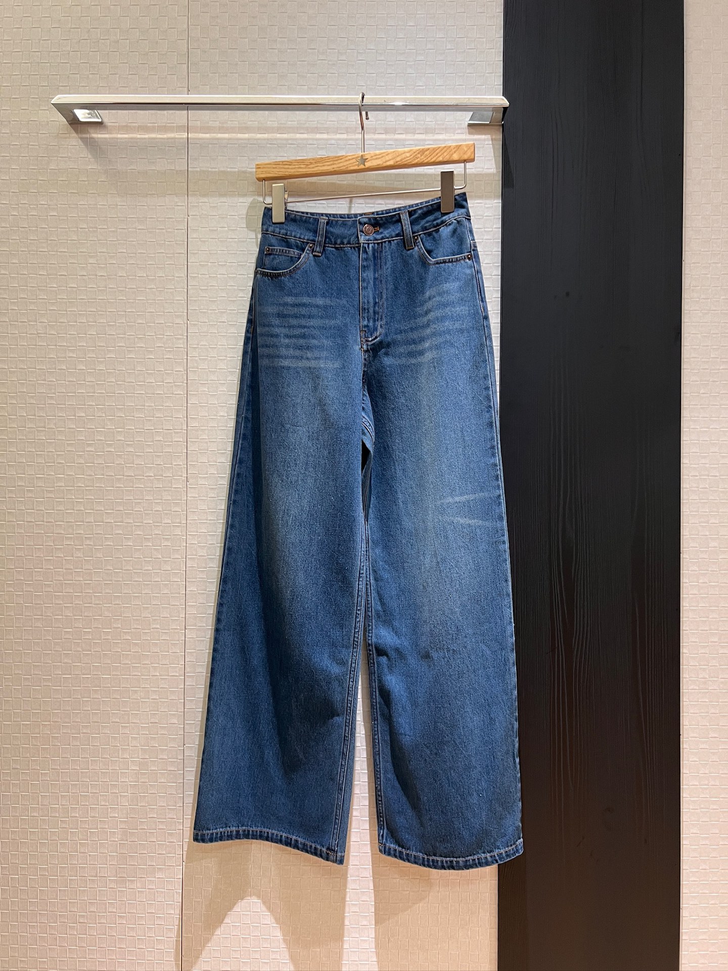 NO:410307,New style is coming to simple positioning washing straight jeans wide-leg pants retro blue logo leather logo decoration loose casual sweet and cool versatile SML, jeans, alexander wang19860909新款来袭简约定位洗水直筒牛仔裤 阔腿裤复古蓝 logo皮标装饰宽松休闲 甜酷百搭 SML,,jeans,alexander wang,Women's clothing