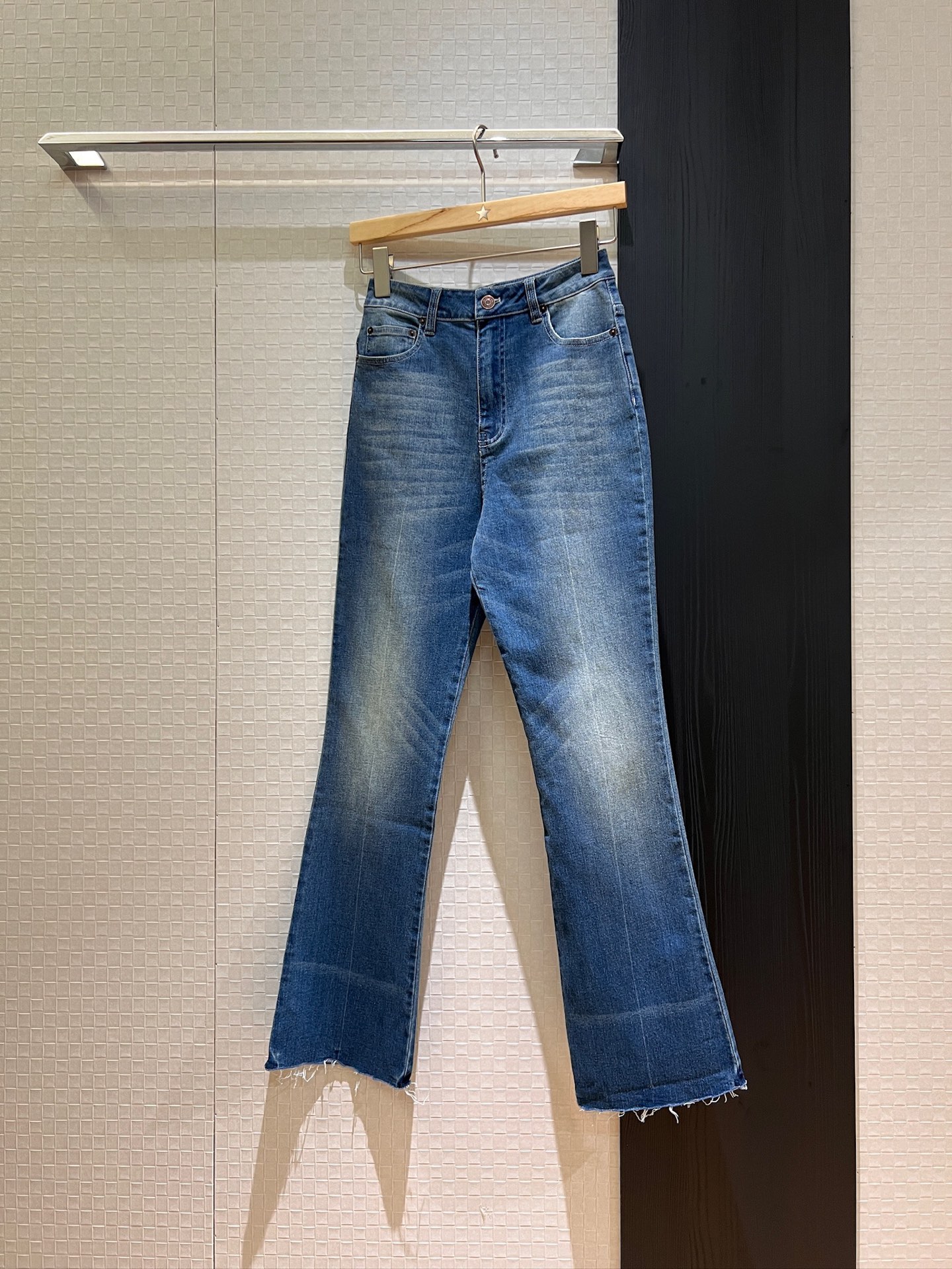NO:410324,New style is now on the spot, washing water burrs and micro-flare jeans logo red leather logo decoration, trouser legs are cut, slim and slim, casual and versatile SML, jeans, alexander wang19860909新款来袭定位洗水毛边微喇叭牛仔裤logo红色皮标装饰 裤脚散边裁剪 修身显瘦 休闲百搭SML,,jeans,alexander wang,Women's clothing
