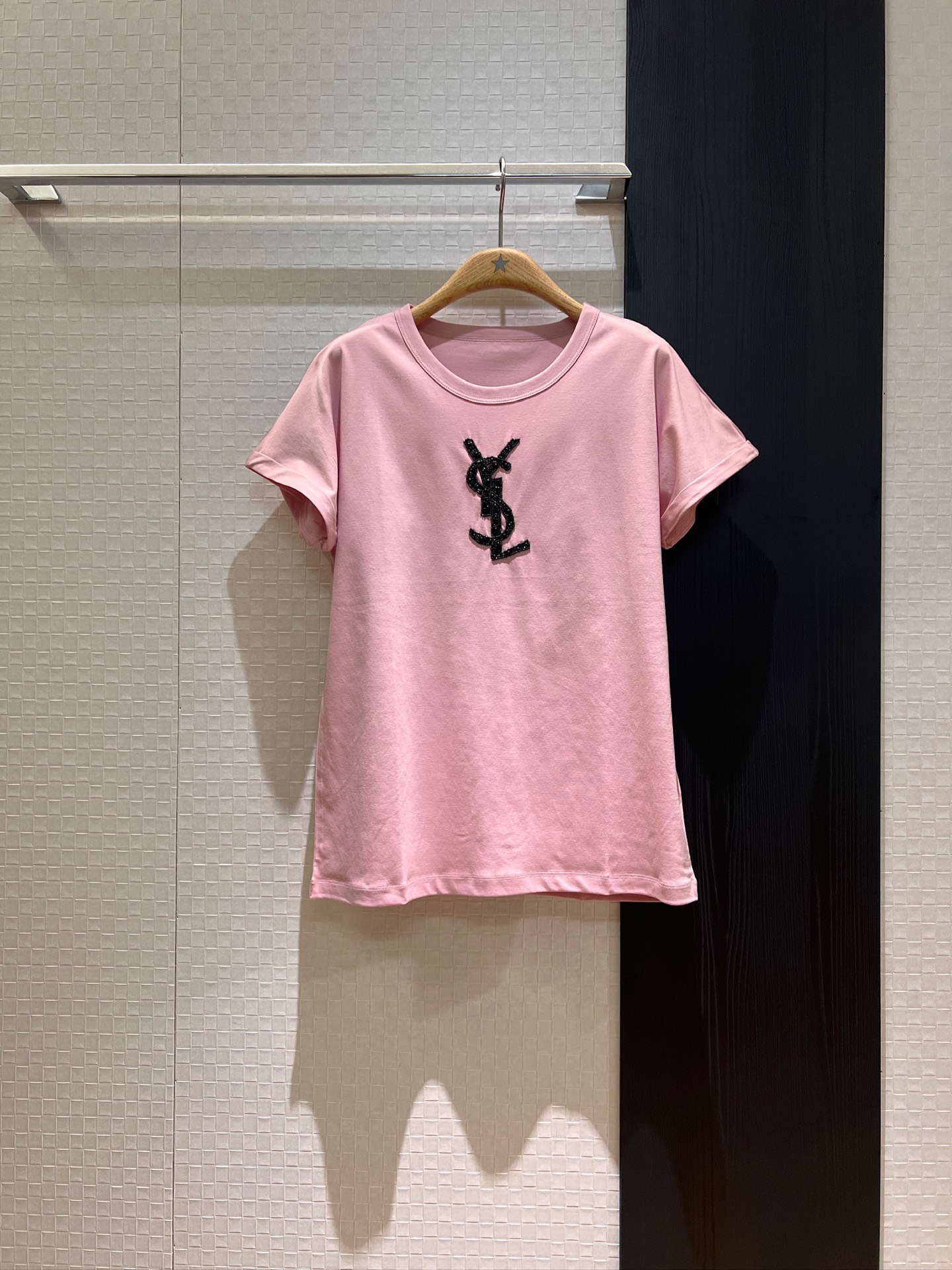 NO:410361,New heavy-duty hand-made beaded YSL simple T-shirt rolled cuffs casual and age-reducing classic versatile pink green white SML, saint laurent,tees, t-shirt,alexander wang19860909新款重工手工钉珠YSL简单T恤卷边袖口 休闲减龄 经典百搭粉色绿色白色 SML,,saint laurent,tees，t-shirt,alexander wang,Women's clothing