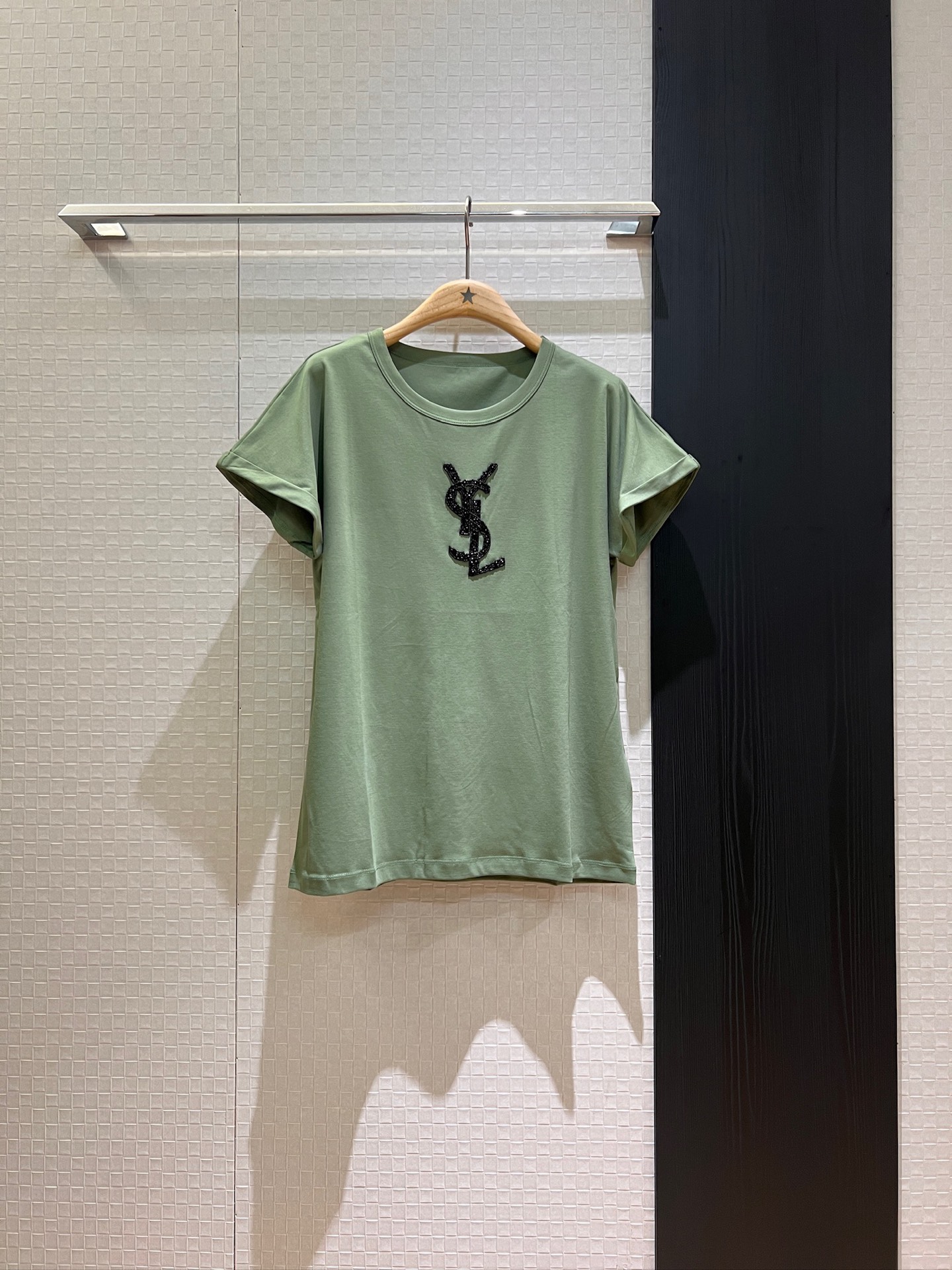 NO:410342,New heavy-duty hand-made beaded YSL simple T-shirt rolled cuffs casual and age-reducing classic versatile pink green white SML, saint laurent,tees, t-shirt,alexander wang19860909新款重工手工钉珠YSL简单T恤卷边袖口 休闲减龄 经典百搭粉色绿色白色 SML,,saint laurent,tees，t-shirt,alexander wang,Women's clothing