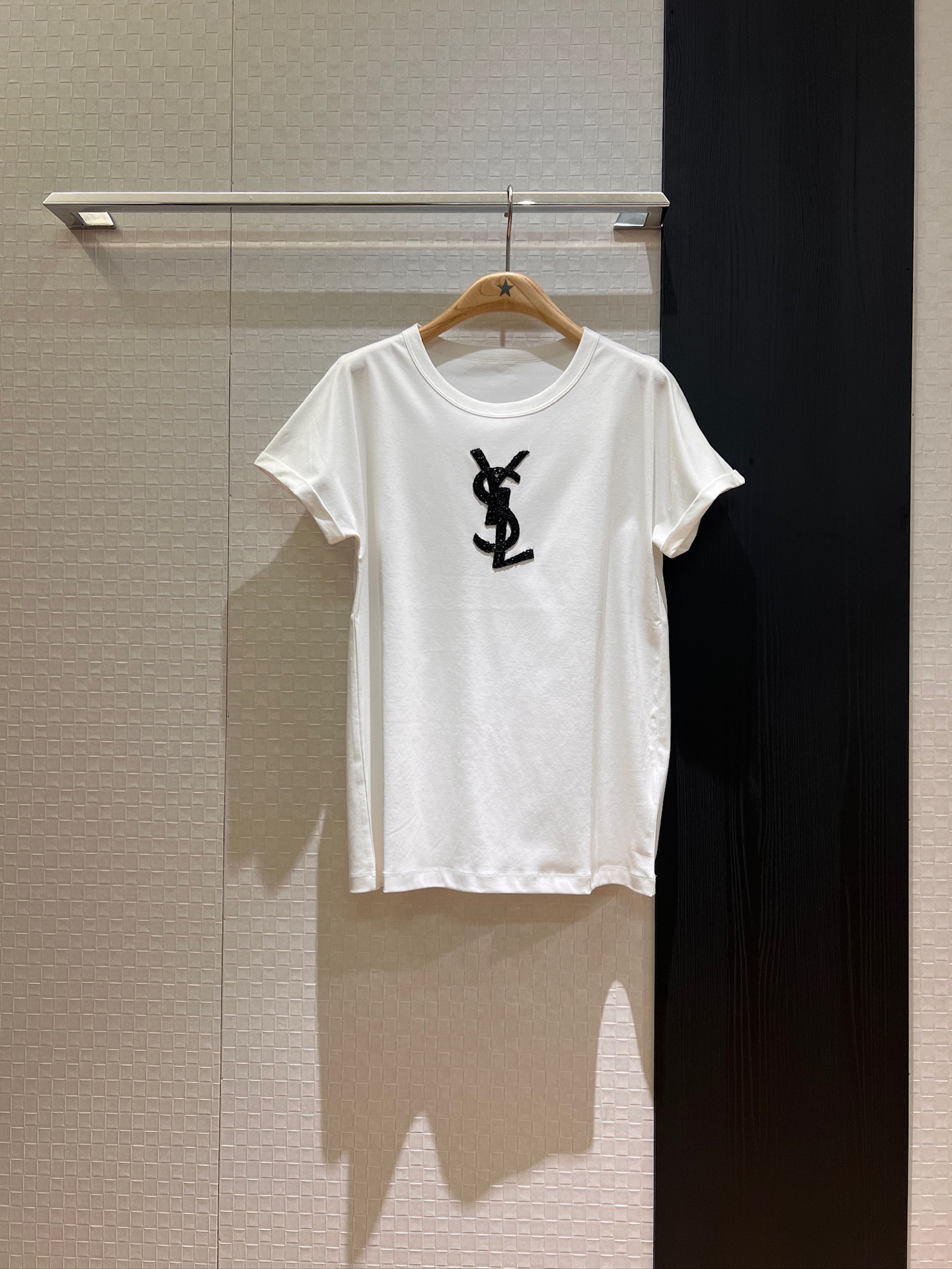 NO:410378,New heavy-duty hand-made beaded YSL simple T-shirt rolled cuffs casual and age-reducing classic versatile pink green white SML, saint laurent,tees, t-shirt,alexander wang19860909新款重工手工钉珠YSL简单T恤卷边袖口 休闲减龄 经典百搭粉色绿色白色 SML,,saint laurent,tees，t-shirt,alexander wang,Women's clothing