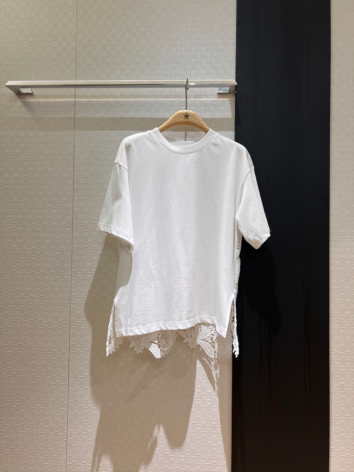 NO:410392,New style lace hollow backless T-shirt with holiday loose hem short front and long back to reduce age Black and white S-XL, tees, t-shirt, alexander wang19860909新款背后拼接蕾丝镂空露背T恤 度假宽松下摆开叉 前短后长休闲减龄 黑色白色 S-XL,,tees，t-shirt,alexander wang,Women's clothing