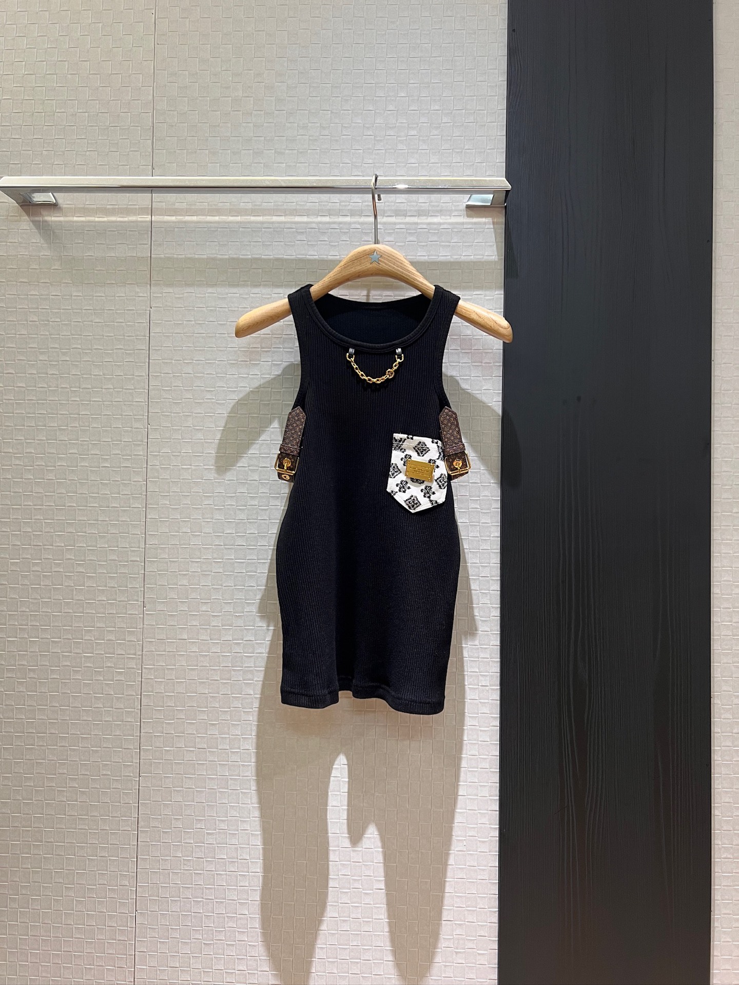 NO:410317,New fake two-piece design, presbyterian belt decoration off-shoulder hollow suspender vest top collar chain, denim pocket on chest, metal logo logo decoration, slim and fashionable temperament, essential for age reduction, black and white SML,,alexander wang19860909新款假两件设计 老花皮带装饰露肩镂空吊带背心上衣领口链条 胸前牛仔口袋 金属logo徽标装饰 修身显瘦时尚气质 减龄必备 黑色白色 SML,,alexander wang,Women's clothing