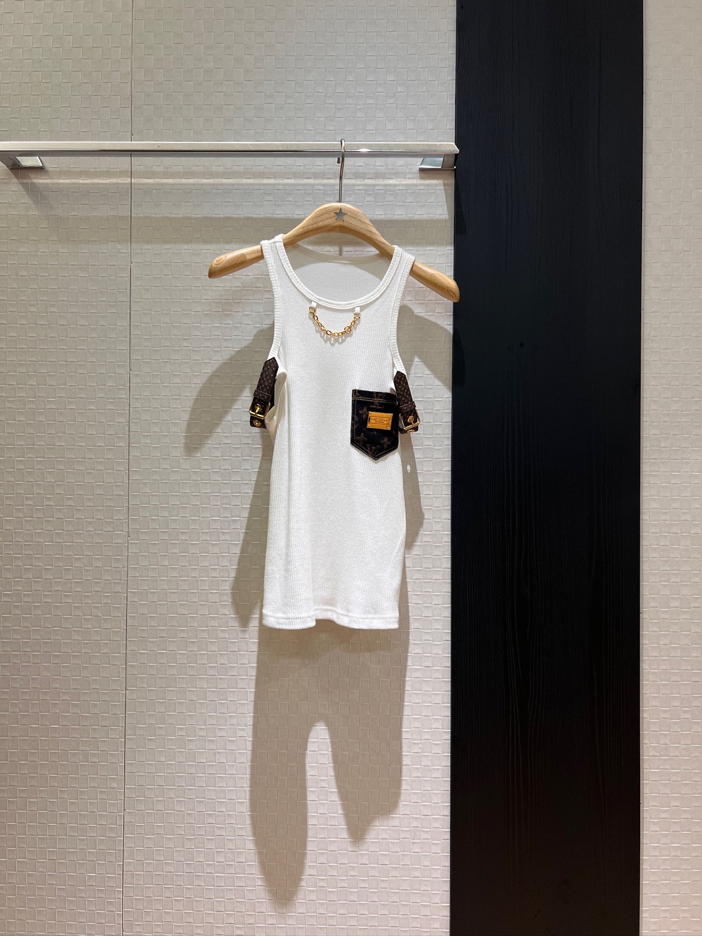 NO:410335,New fake two-piece design, presbyterian belt decoration off-shoulder hollow suspender vest top collar chain, denim pocket on chest, metal logo logo decoration, slim and fashionable temperament, essential for age reduction, black and white SML,,alexander wang19860909新款假两件设计 老花皮带装饰露肩镂空吊带背心上衣领口链条 胸前牛仔口袋 金属logo徽标装饰 修身显瘦时尚气质 减龄必备 黑色白色 SML,,alexander wang,Women's clothing