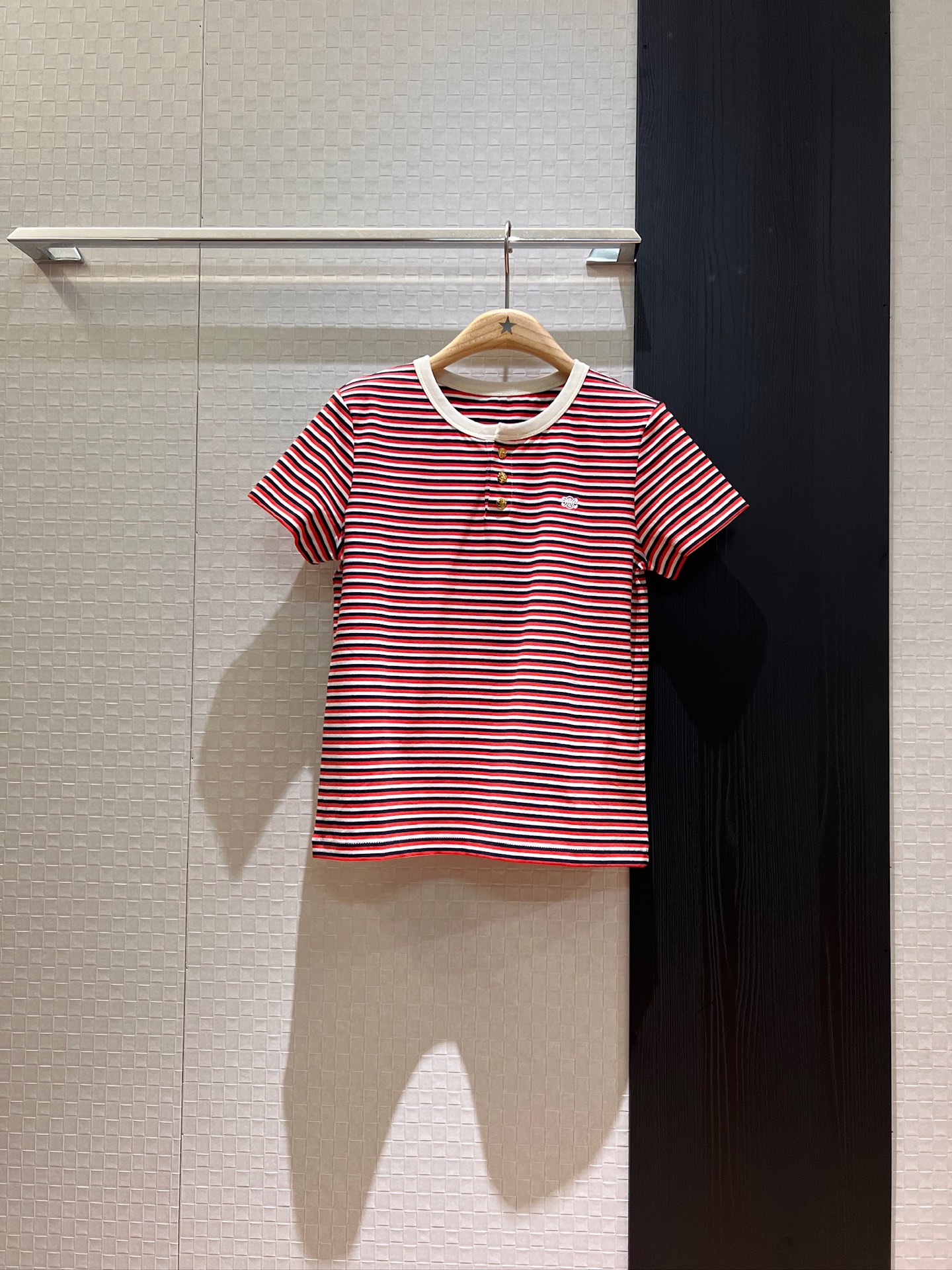 NO:410379,New round neck open button design striped T-shirt with chest embroidered Arc de Triomphe logo cute casual age-reducing versatile SML, tees, t-shirt, alexander wang19860909新款圆领开扣设计条纹T恤 胸前刺绣凯旋门小logo可爱休闲 减龄百搭SML,,tees，t-shirt,alexander wang,Women's clothing