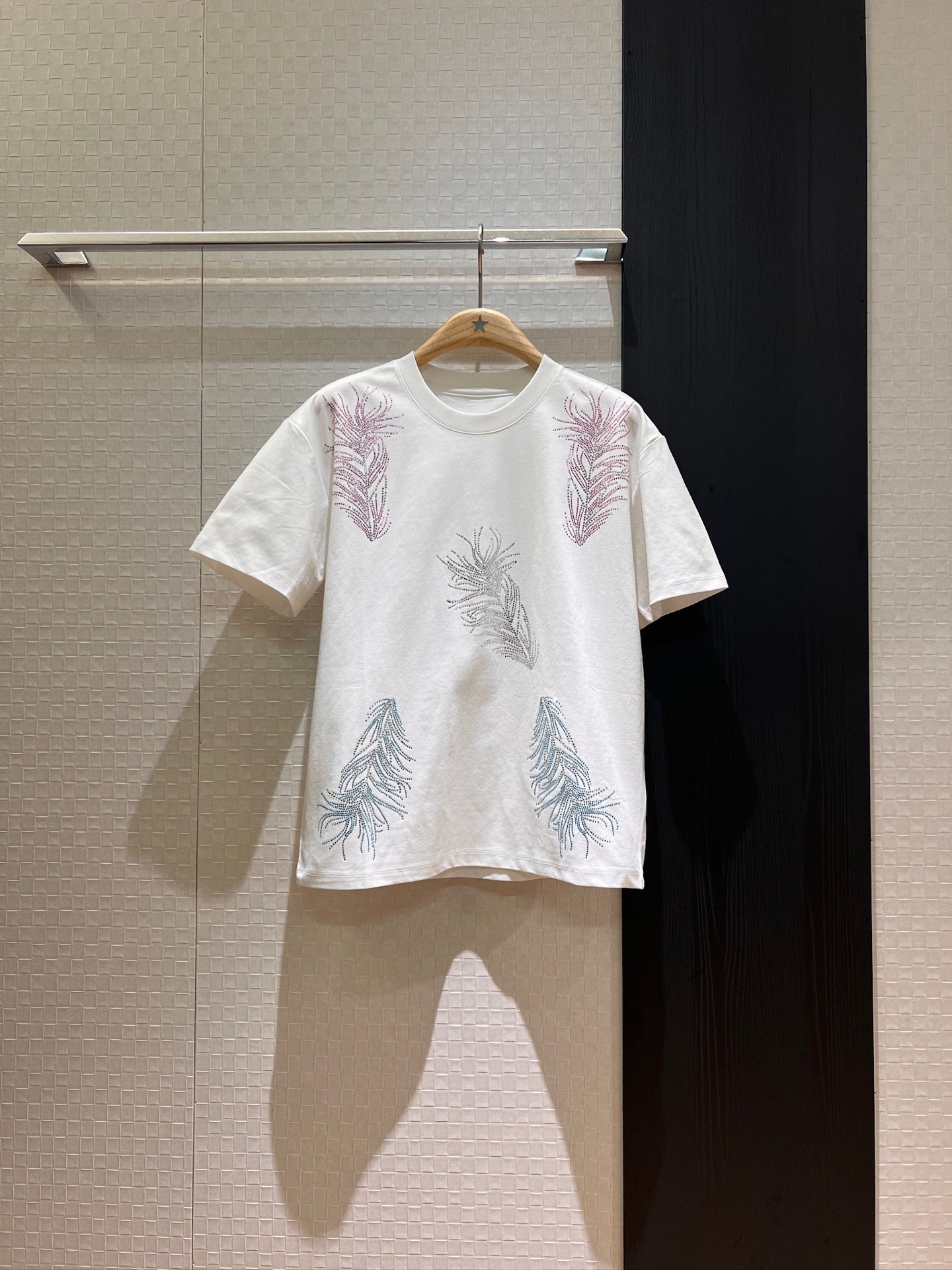 NO:410363,New style of hot diamond feather decorative T-shirt, simple, loose, casual and versatile, exquisite age-reducing SML, tees, t-shirt, alexander wang19860909新款烫钻羽毛装饰T恤 简单宽松休闲百搭 精致减龄SML,,tees，t-shirt,alexander wang,Women's clothing