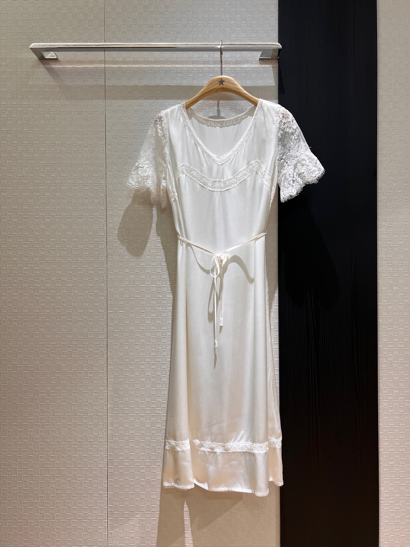 NO:412008,New spliced ​​lace sleeve white silk dress V-neck spliced ​​lace belt lazy slim fit and graceful temperament SML, skirts, alexander wang19860909新款拼接蕾丝袖白色人丝连衣裙V领拼接蕾丝系腰带 慵懒修身婉约气质 SML,,skirts,alexander wang,Women's clothing