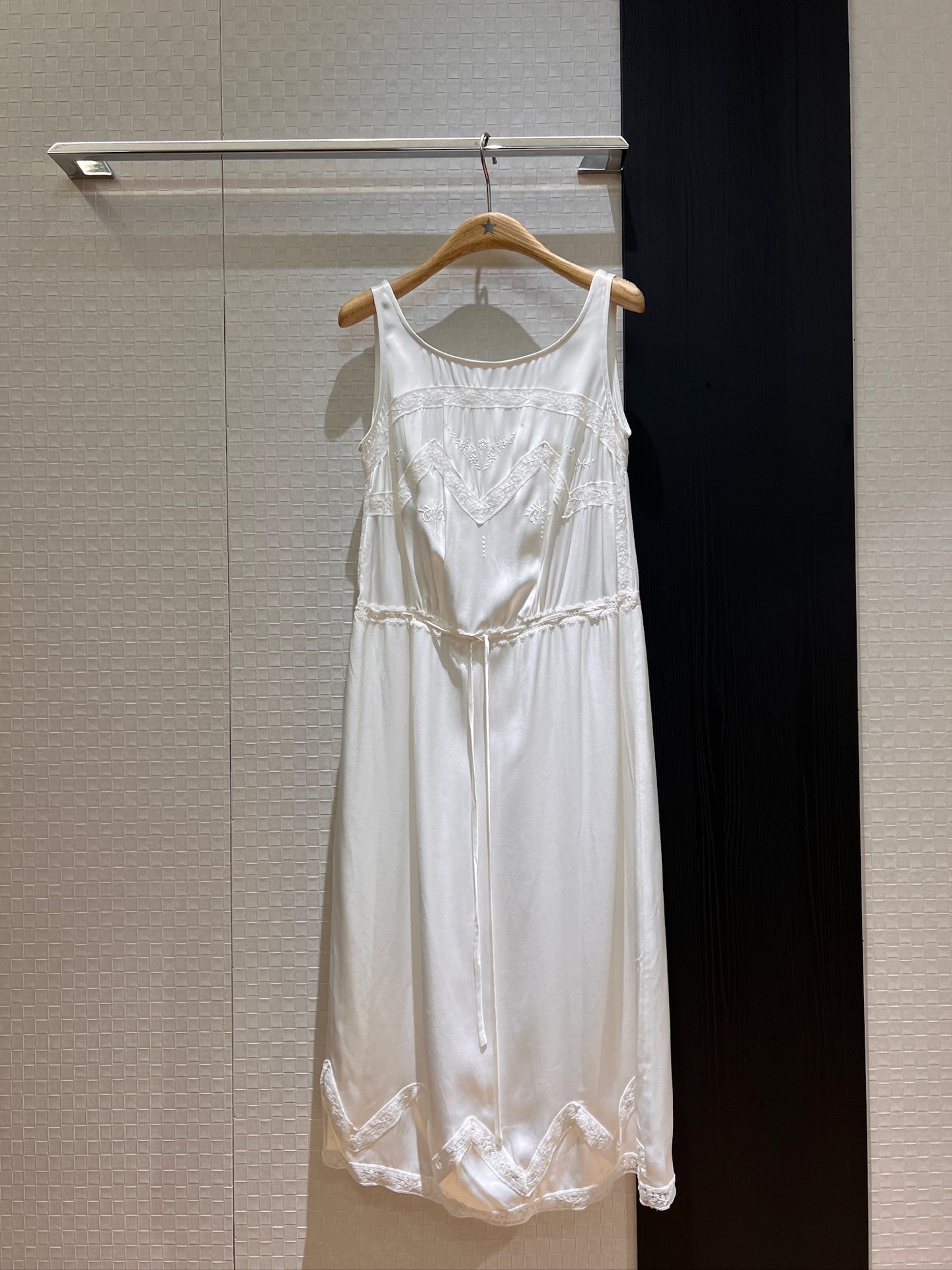 NO:412015,New spliced ​​lace drawstring belt, white silk vest dress loose and lazy, casual and age-reducing graceful temperament SML, skirts, alexander wang19860909新款拼接蕾丝抽绳系腰带 白色人丝背心连衣裙宽松慵懒 休闲减龄婉约气质 SML,,skirts,alexander wang,Women's clothing