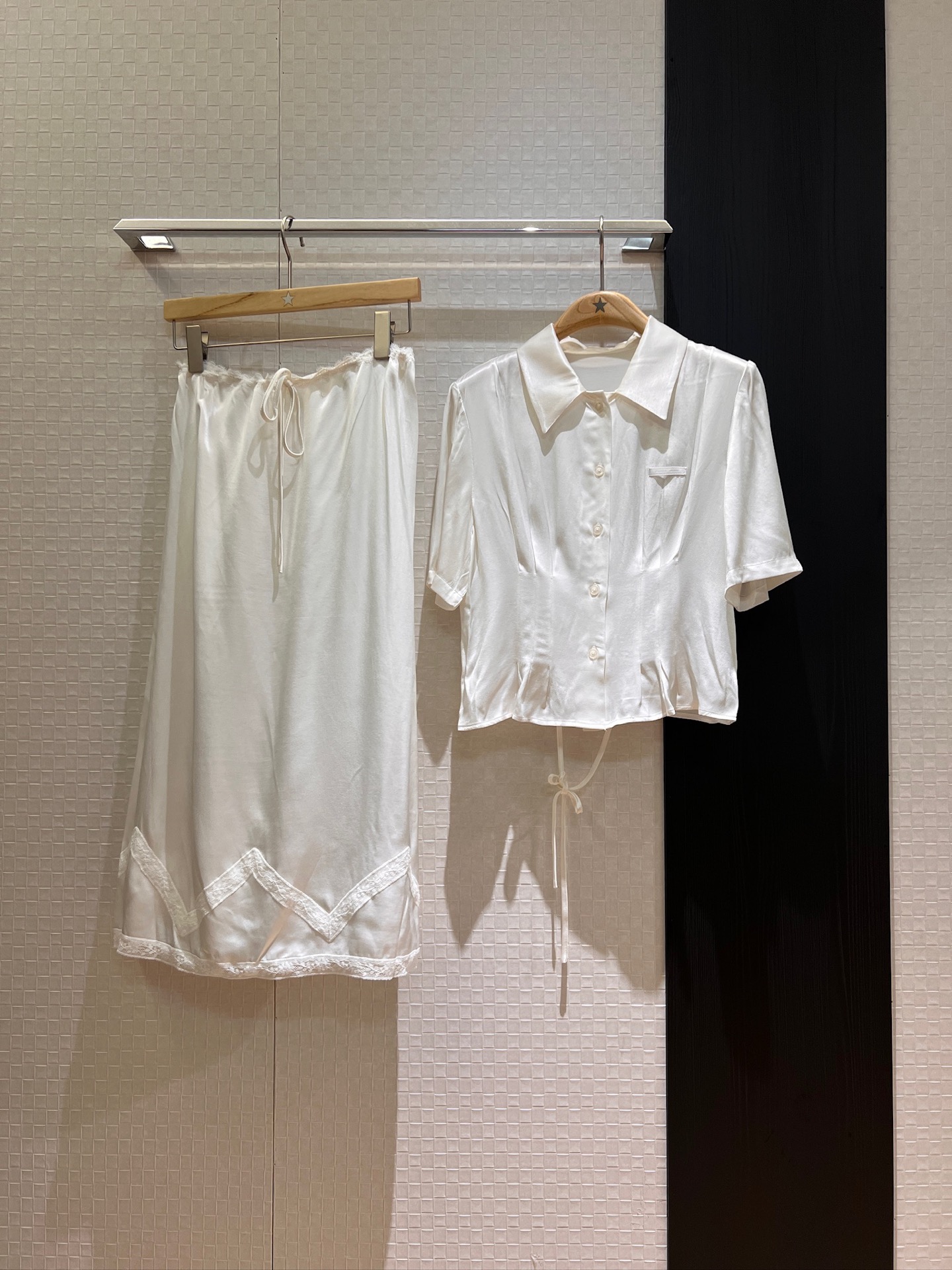 NO:412027,New white silk lapel short waist-hugging shirt lace tether skirt, chest logo small label decoration pleated waist-hugging back tether design SML shirt, skirts, alexander wang19860909新款白色人丝翻领短款收腰衬衣蕾丝系绳半裙 胸前logo小标签装饰收褶收腰 后背系绳设计 SML 衬衣,,skirts,alexander wang,Women's clothing